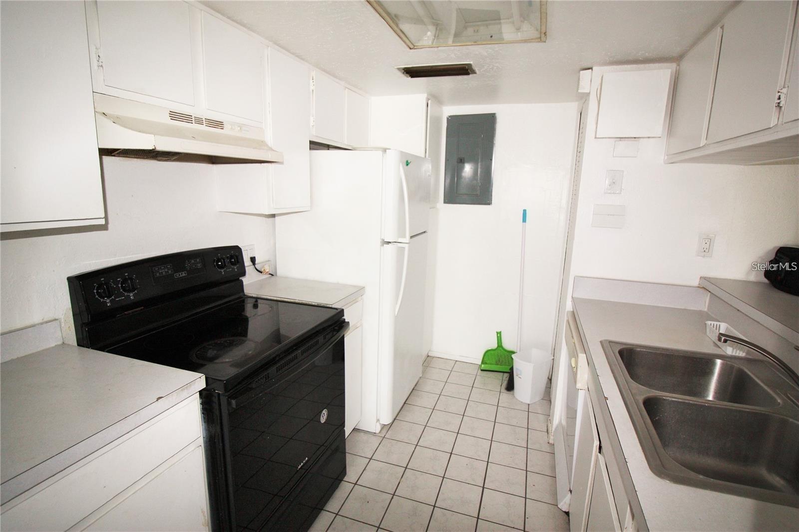Listing photo 2 for 2117 Lyme Bay Dr #604
