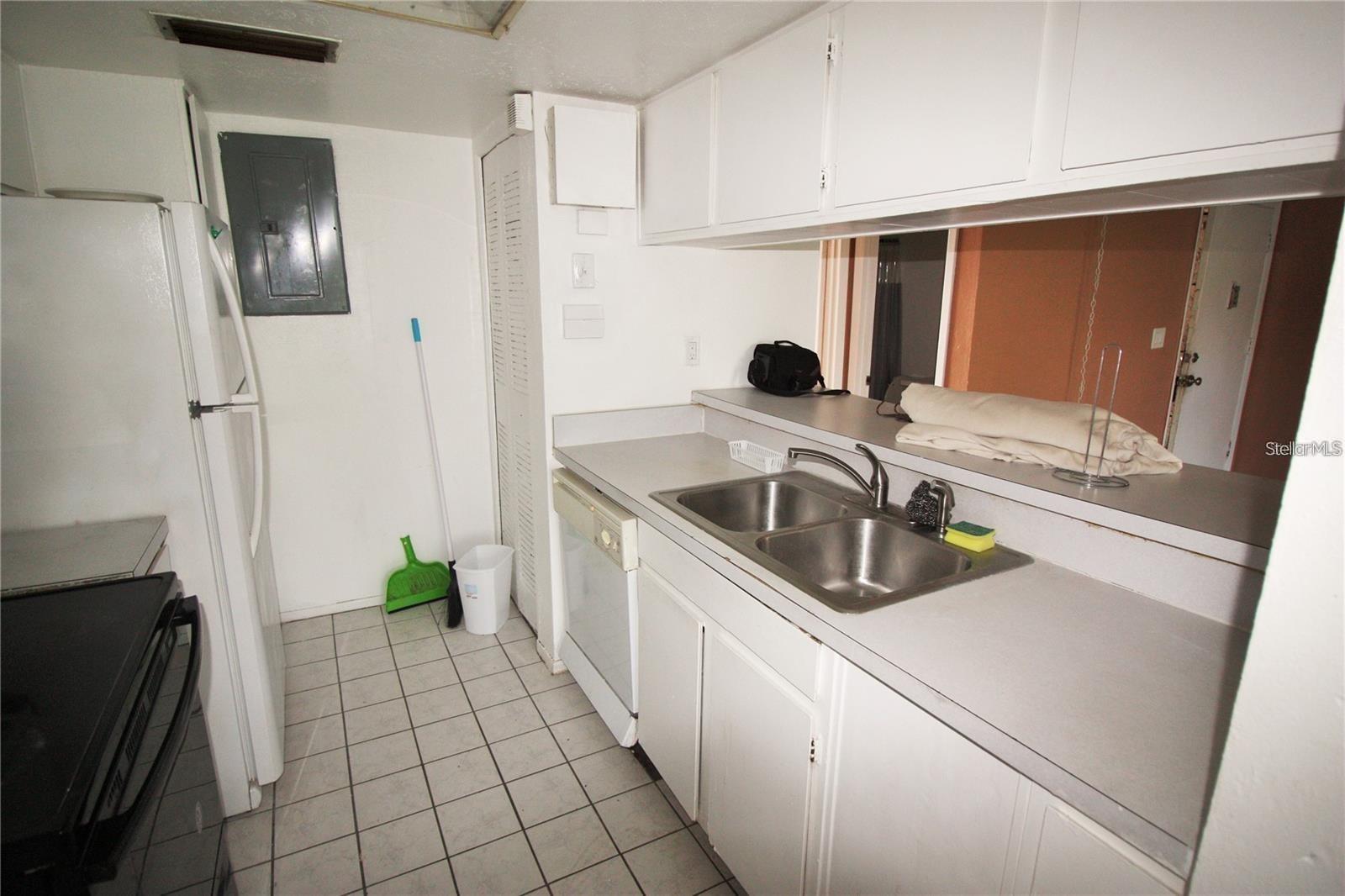 Listing photo 3 for 2117 Lyme Bay Dr #604