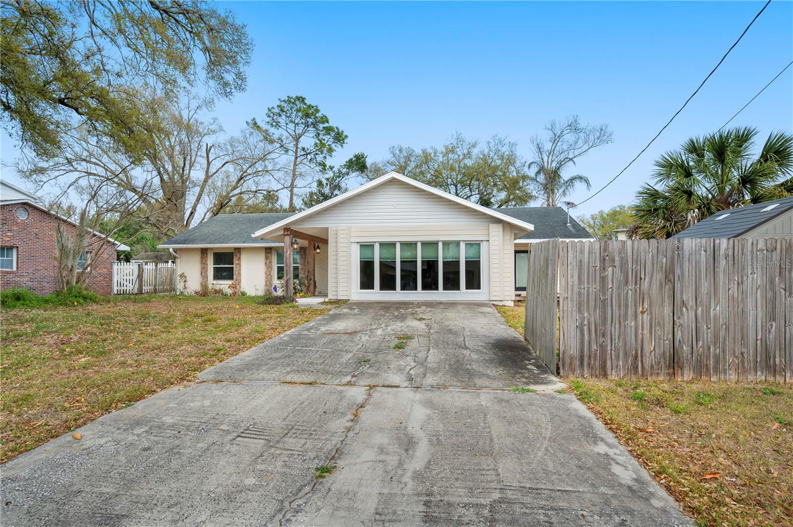 Listing photo 1 for 132 Alachua Dr