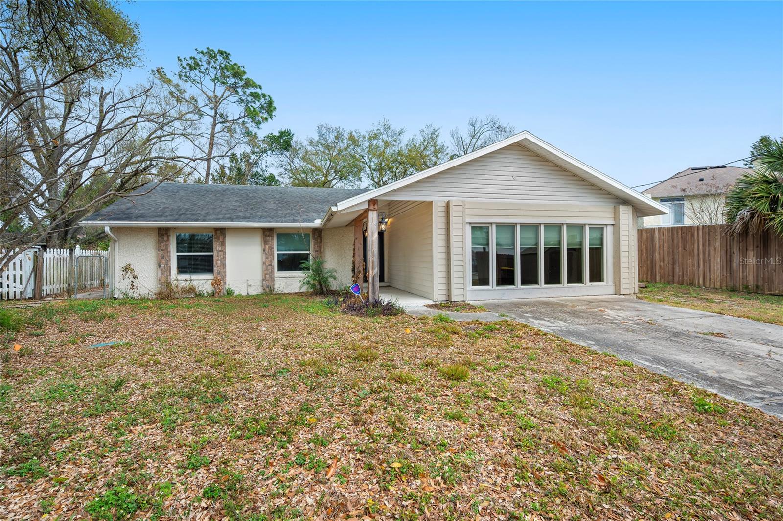 Listing photo 3 for 132 Alachua Dr