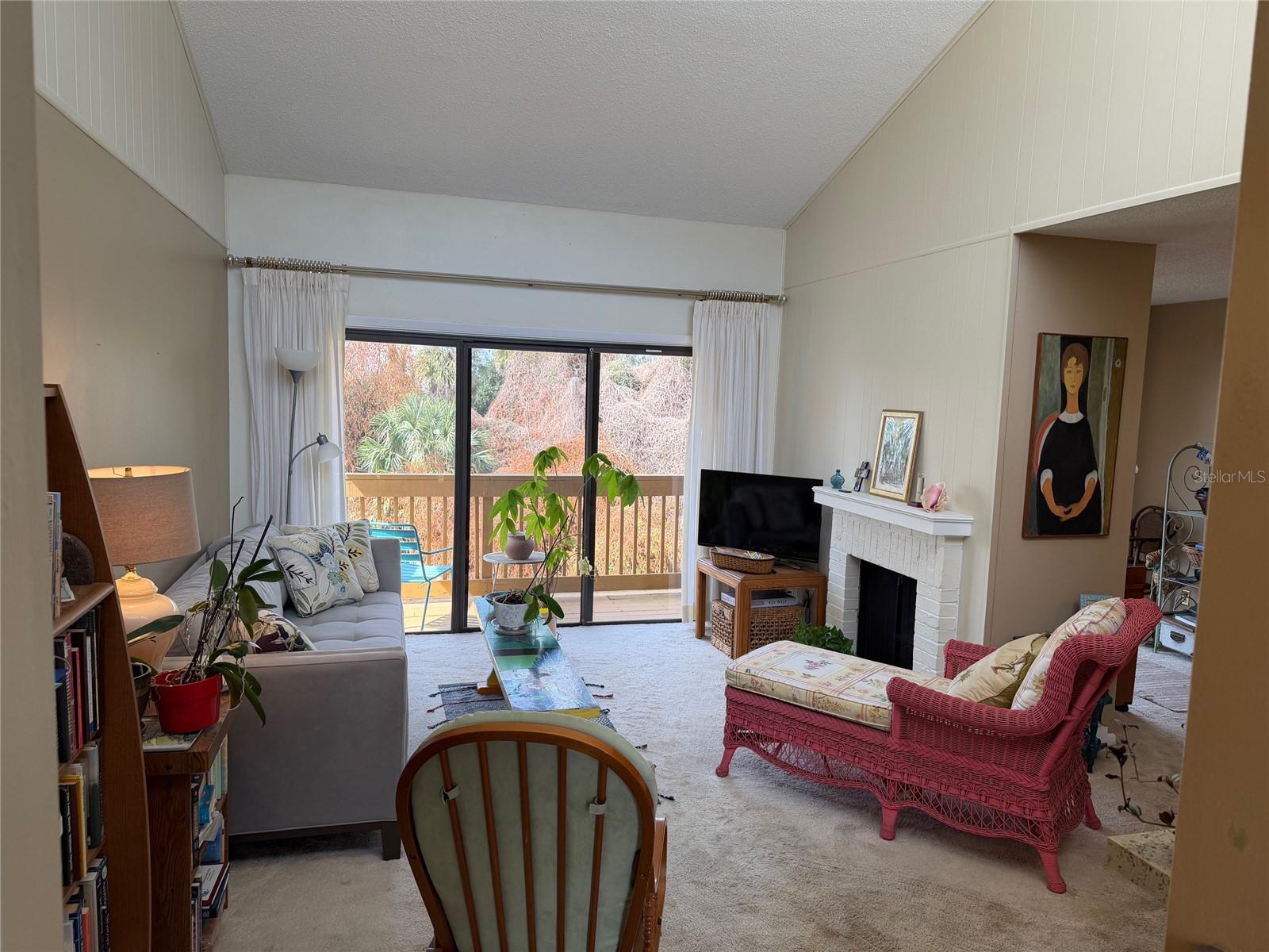 Listing photo 3 for 1051 S Highland St #3d