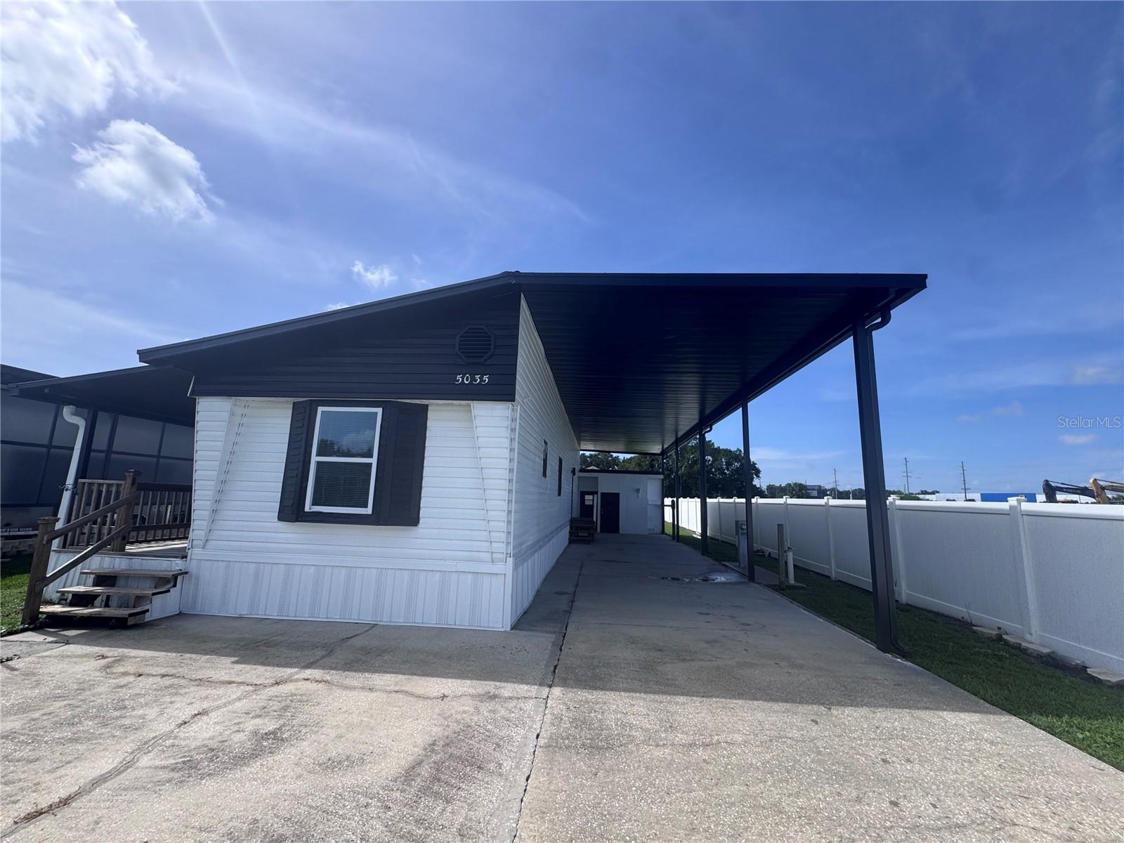 Listing photo 3 for 5035 Southshore Dr