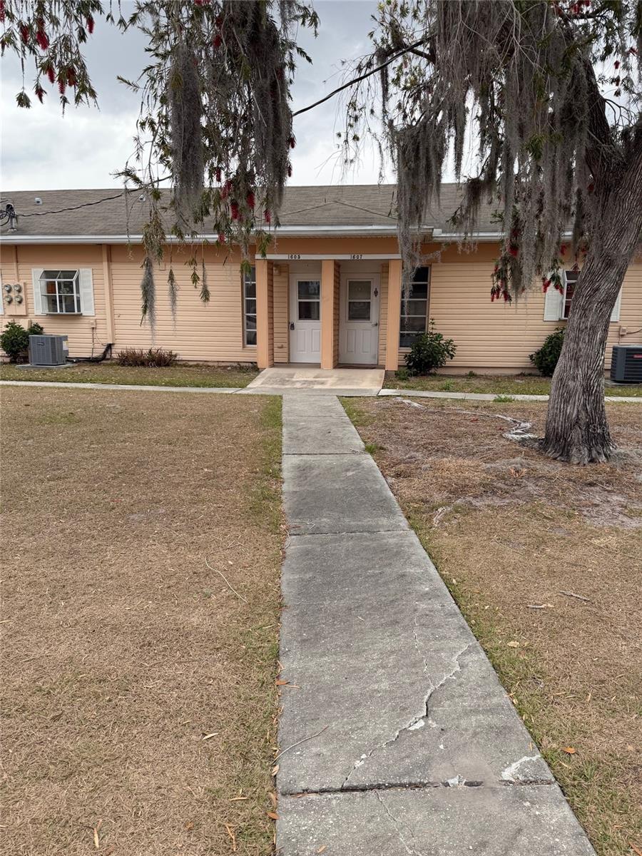 Listing photo 1 for 1605 Club Cir #1605