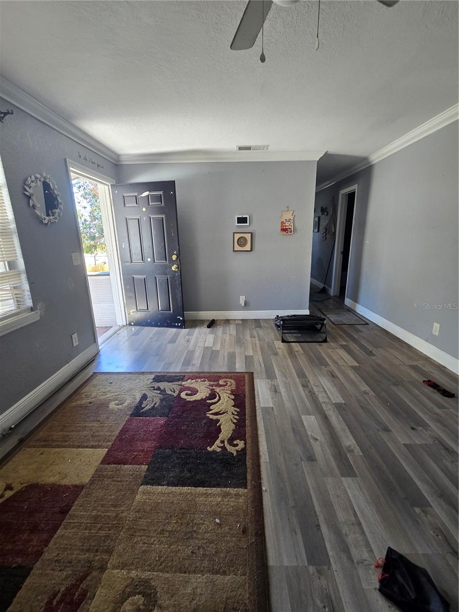 Listing photo 3 for 125 Edgewater Dr