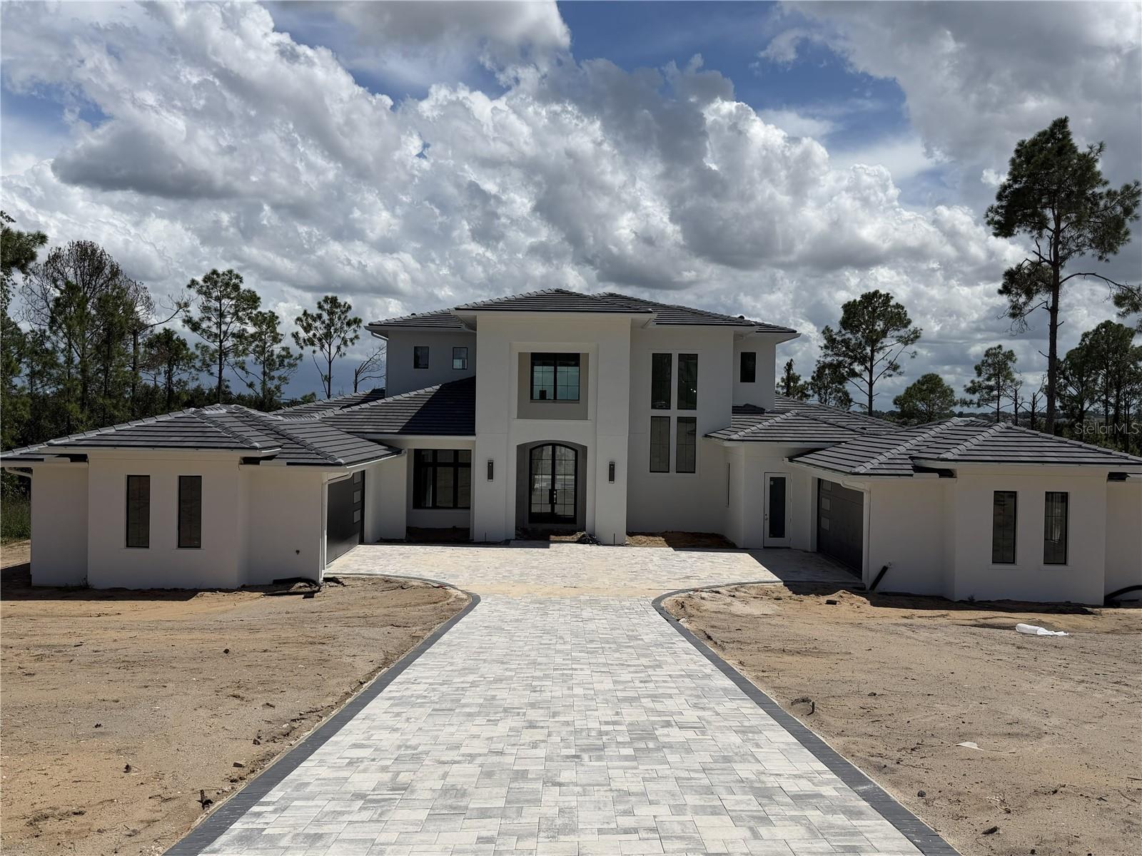 Listing photo 1 for 16123 Pendio Dr