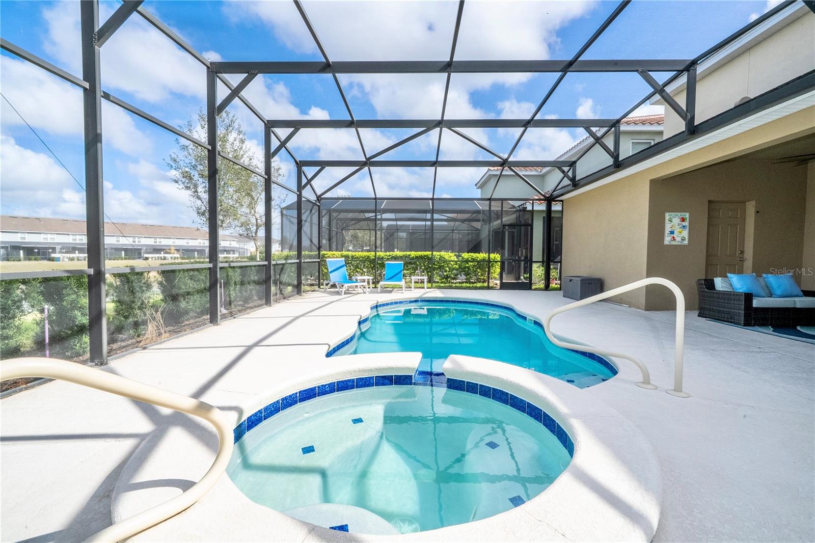 Listing photo 1 for 7560 Oakmoss Loop
