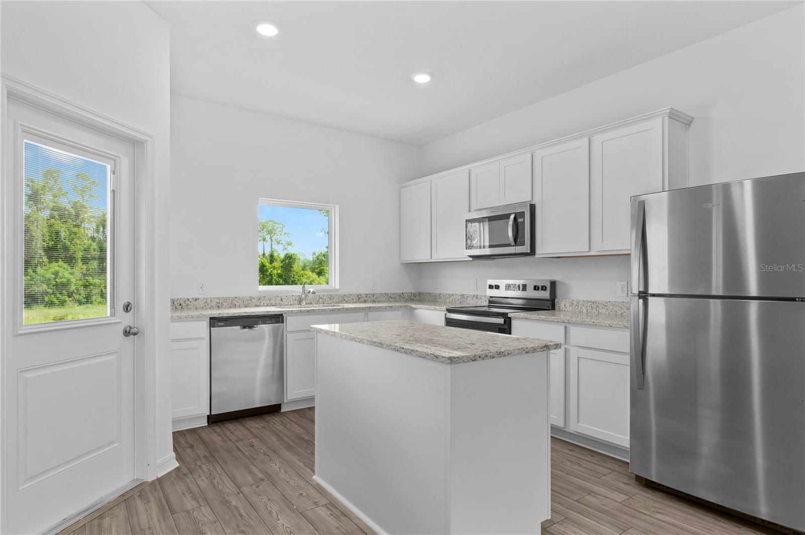 Listing photo 3 for 576 Bay Leaf Dr
