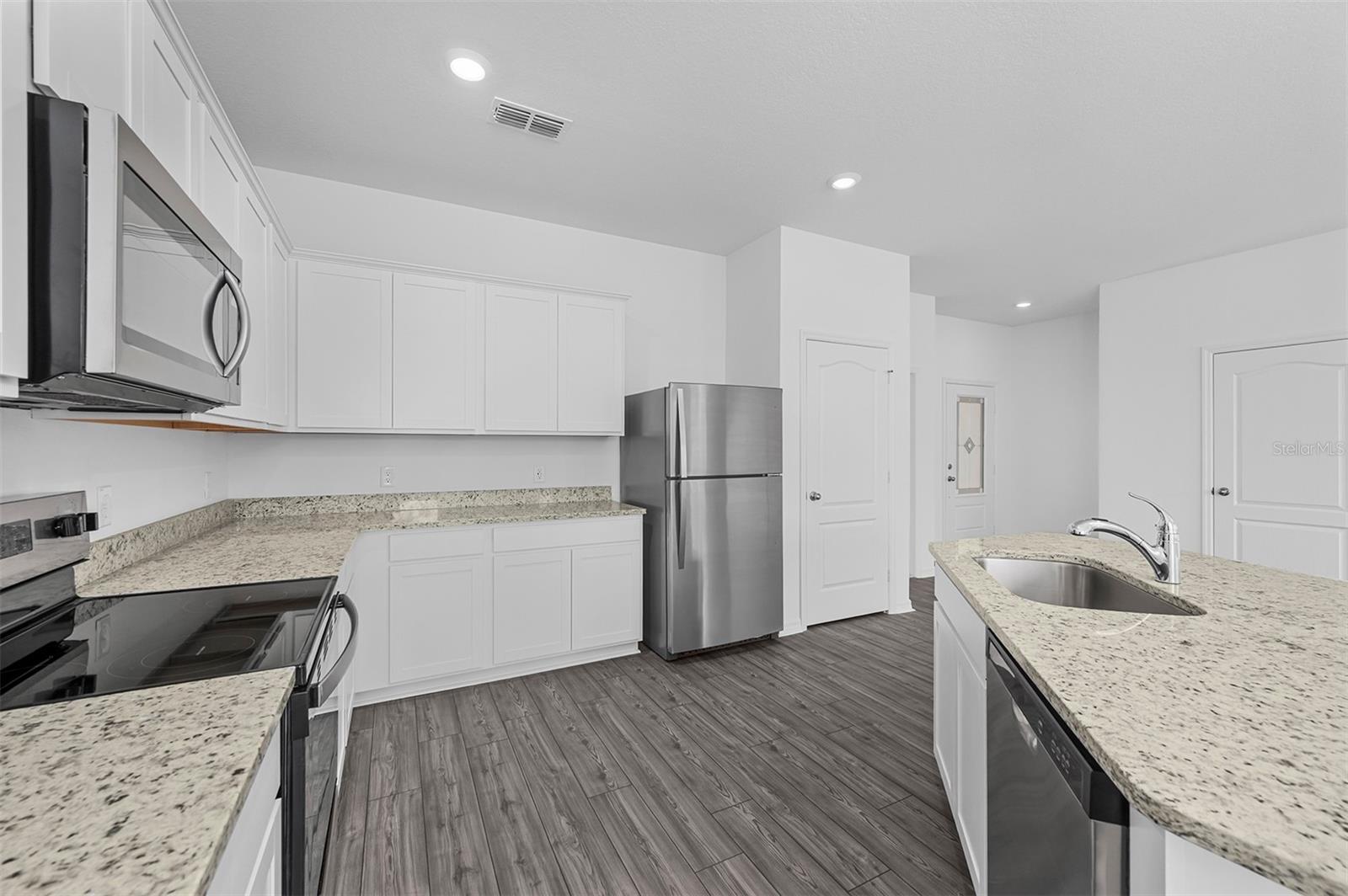 Listing photo 3 for 556 Bay Leaf Dr