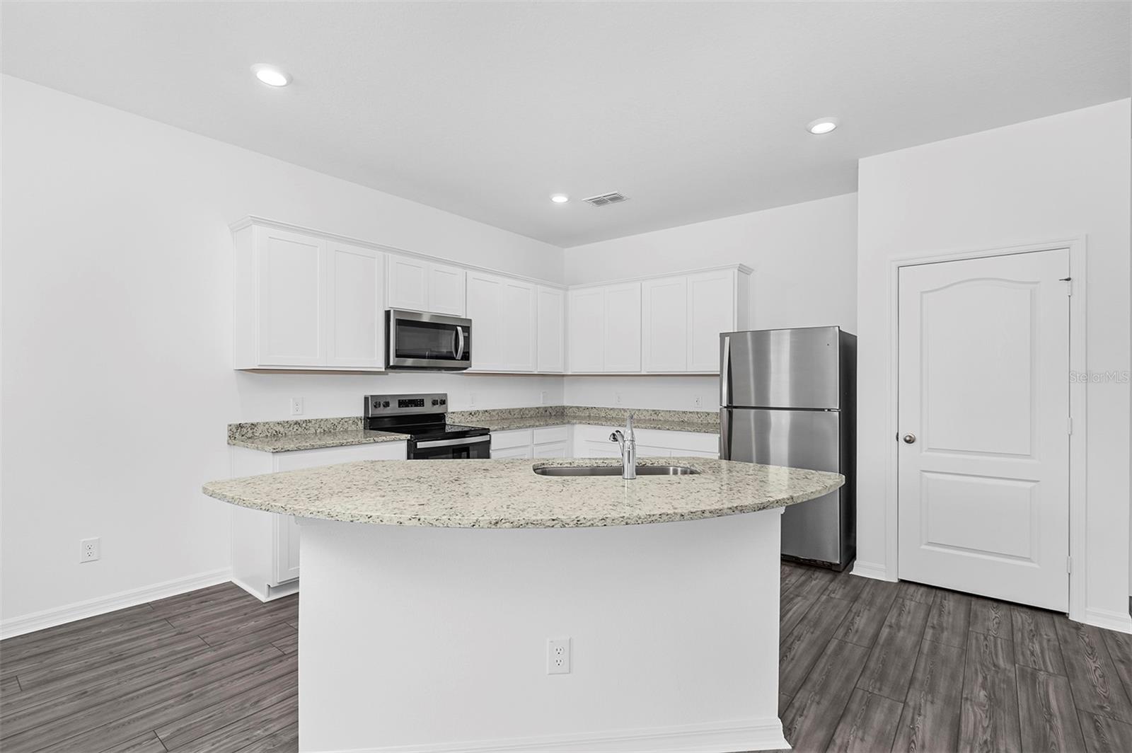 Listing photo 2 for 556 Bay Leaf Dr
