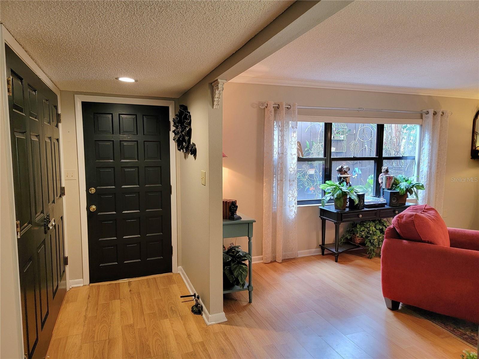 Listing photo 2 for 1 Casa Loma Way