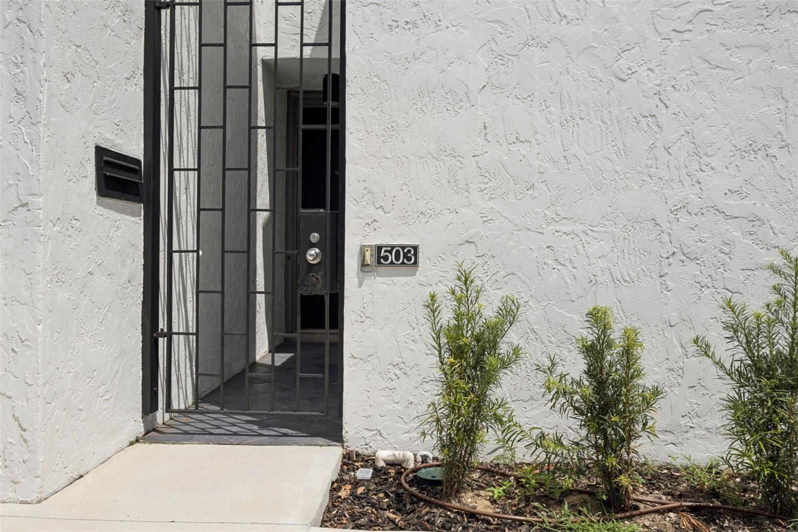 Listing photo 1 for 503 Avenue B Nw #503