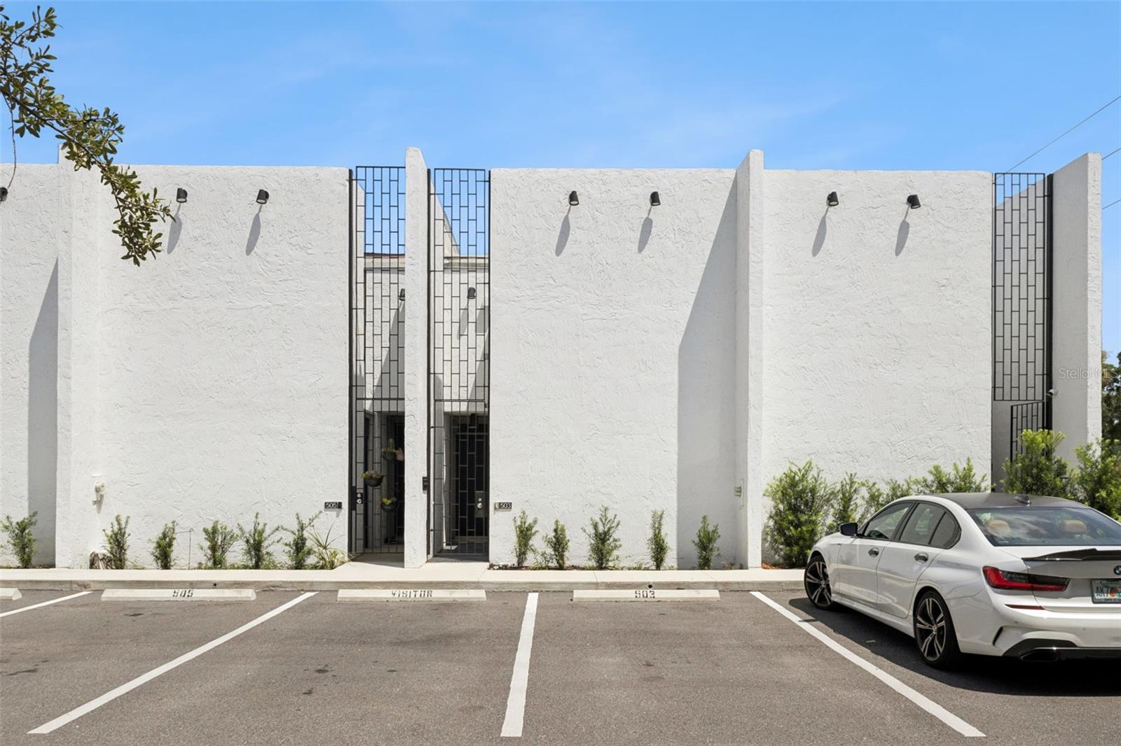 Listing photo 3 for 503 Avenue B Nw #503