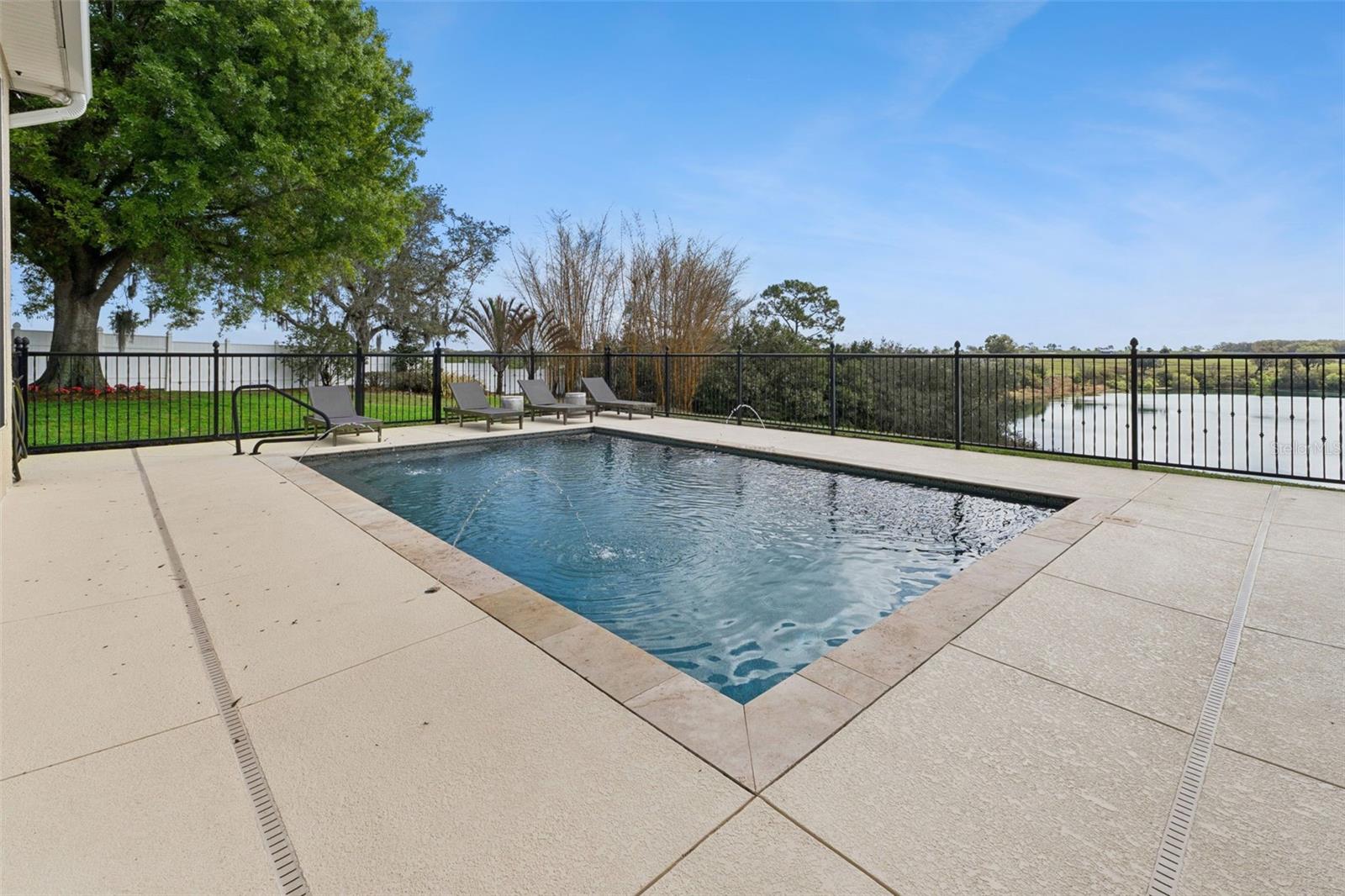 Listing photo 2 for 3231 Harbor Beach Dr