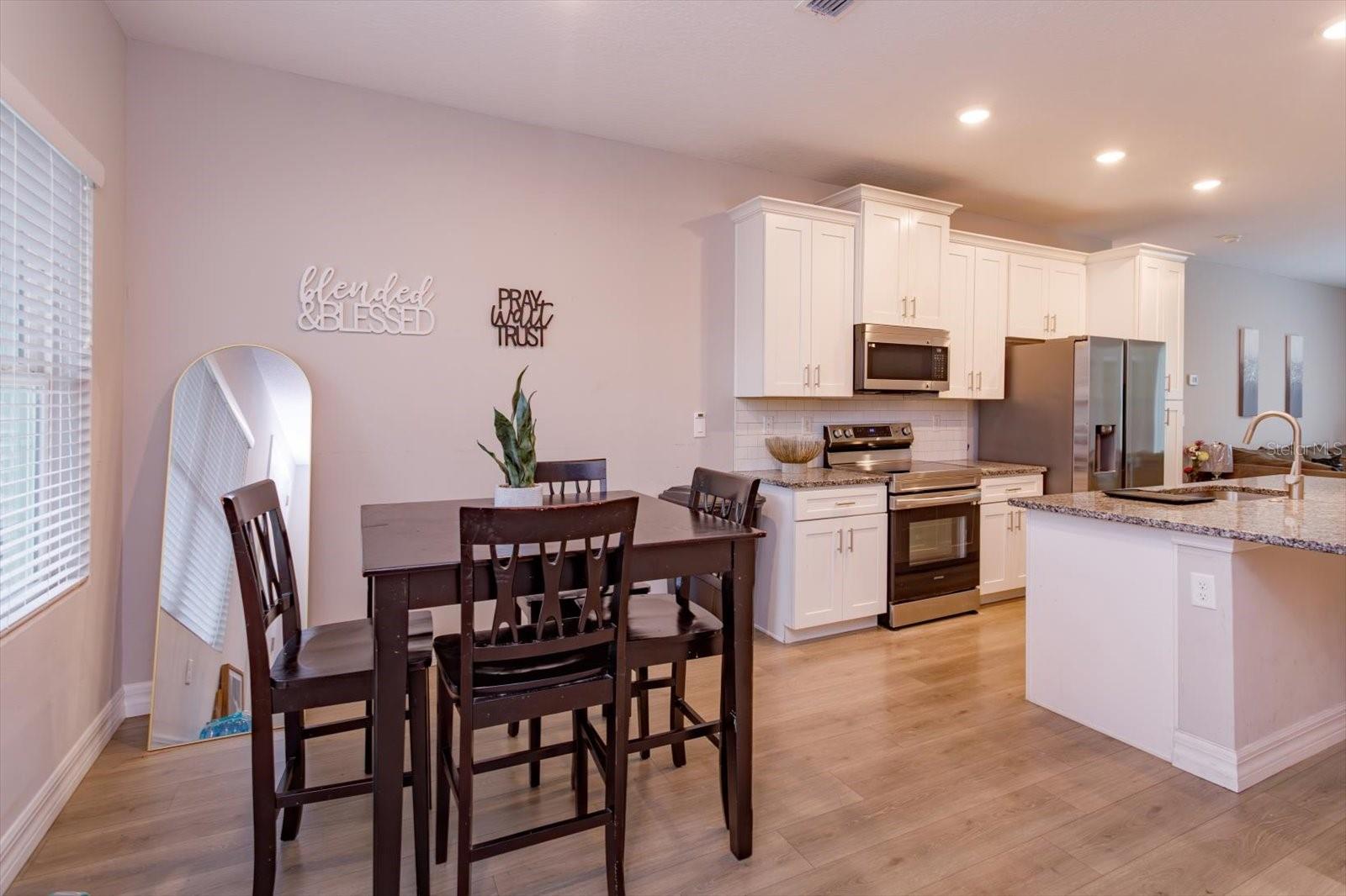 Listing photo 2 for 884 Klondike St