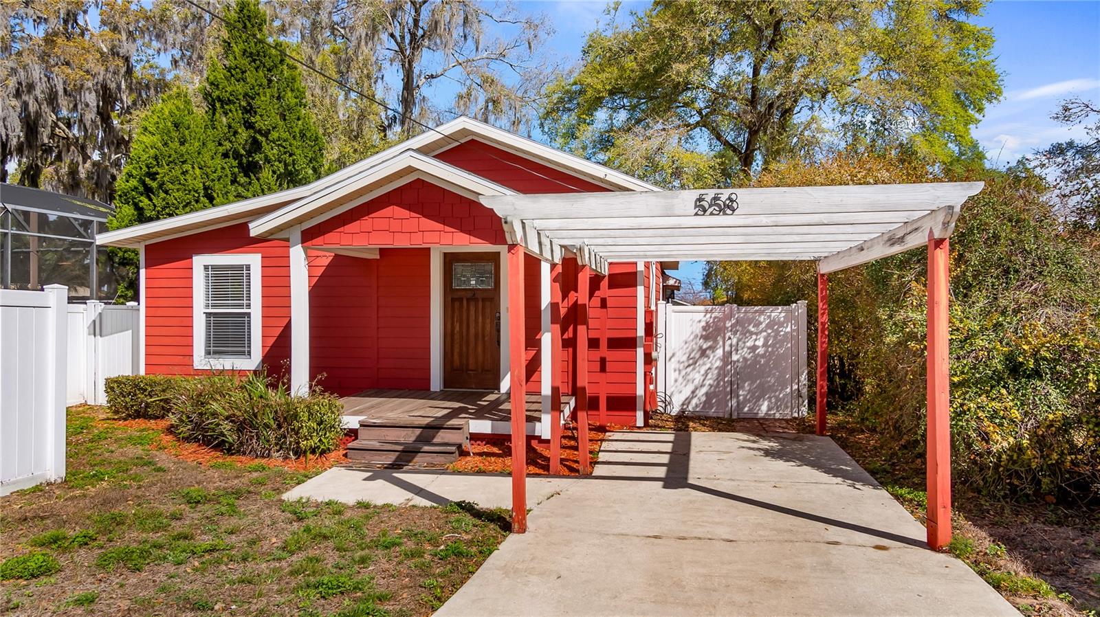 558 W MINNEOLA AVENUE