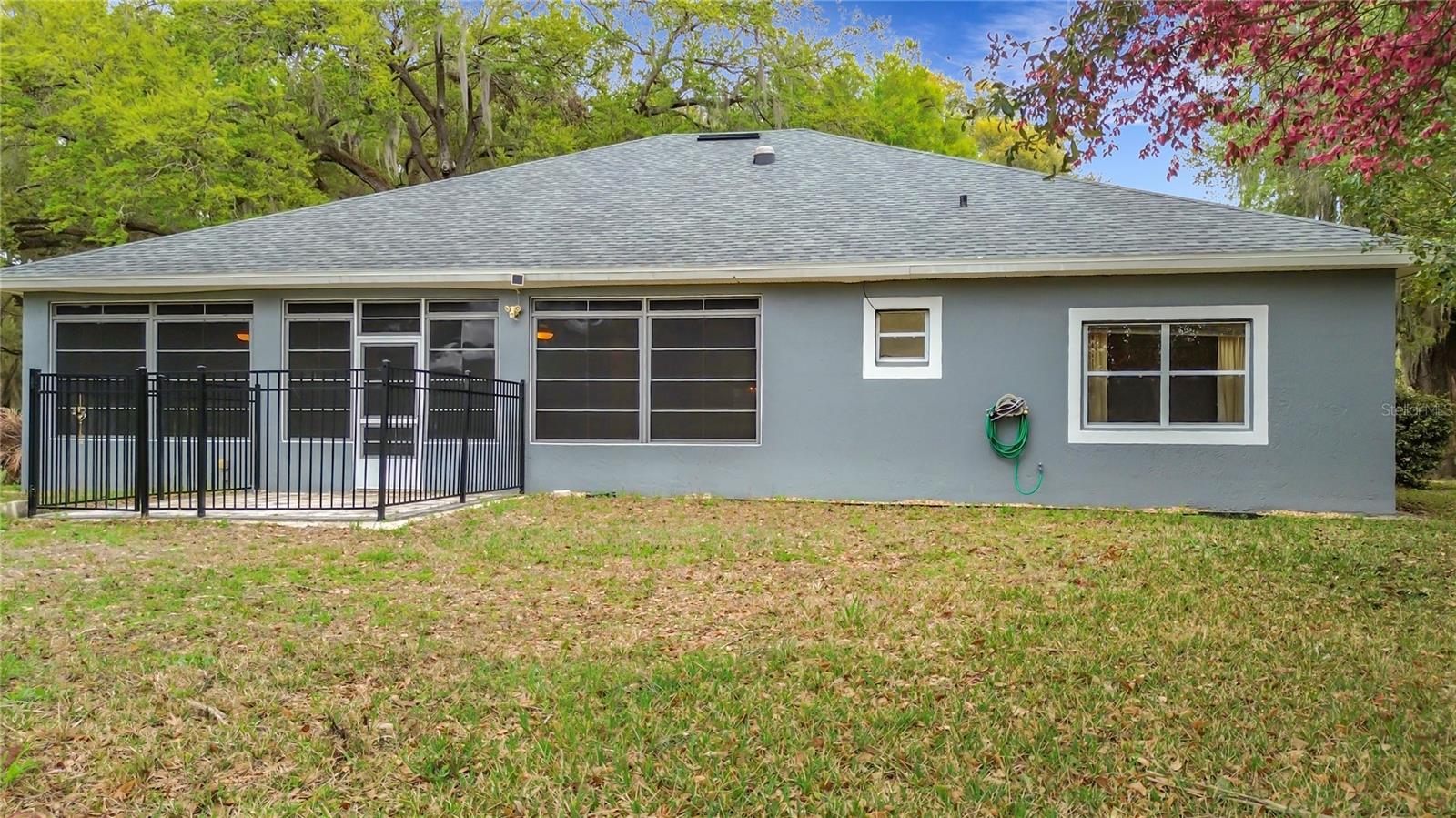 Listing photo 3 for 507 Dowling Cir