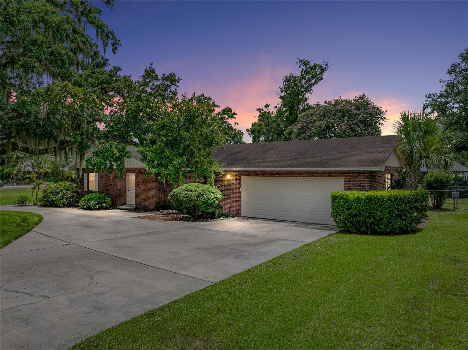 Listing photo 1 for 609 W Pipkin Rd