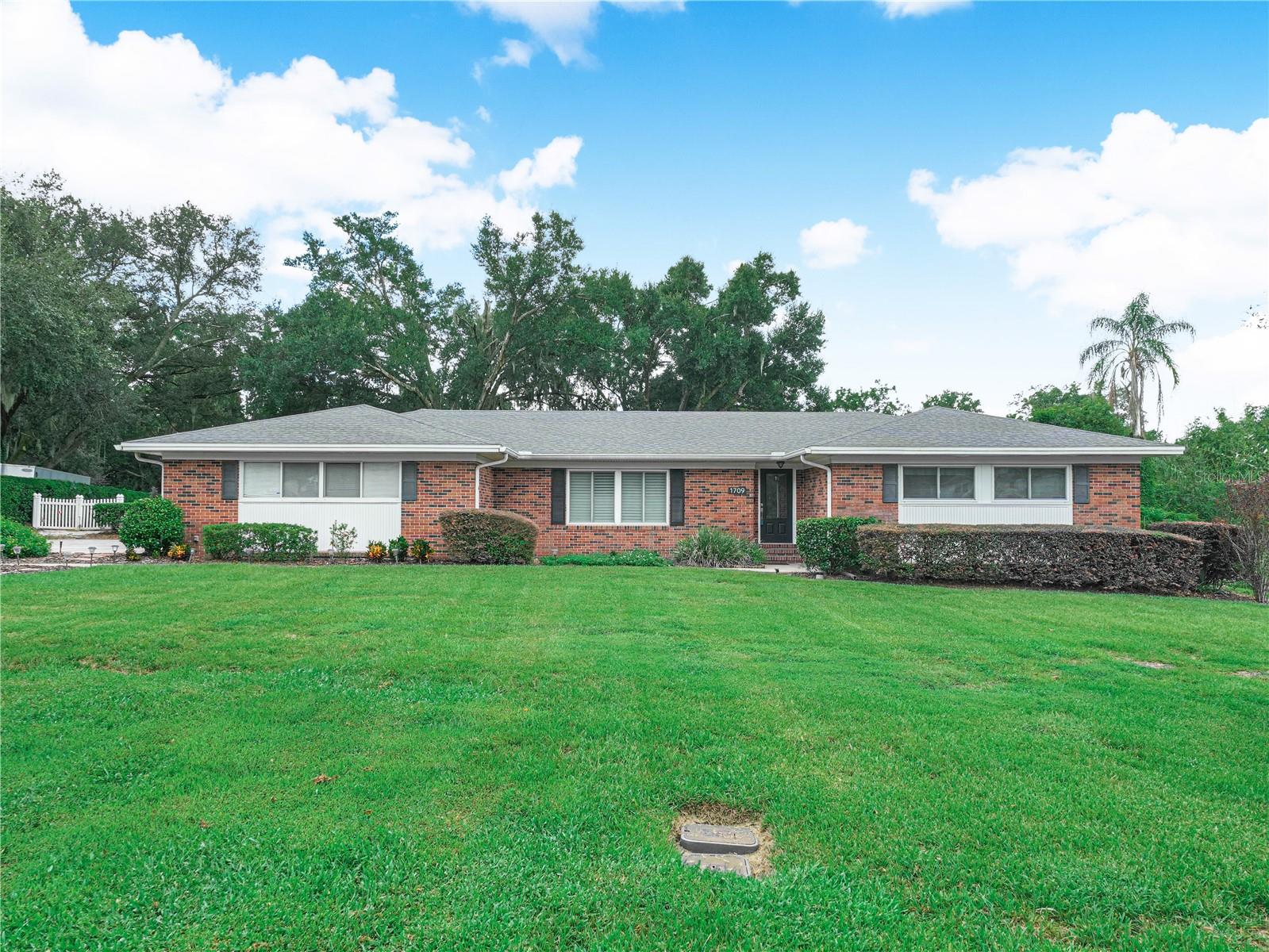Listing photo 1 for 1709 Virginia Ct