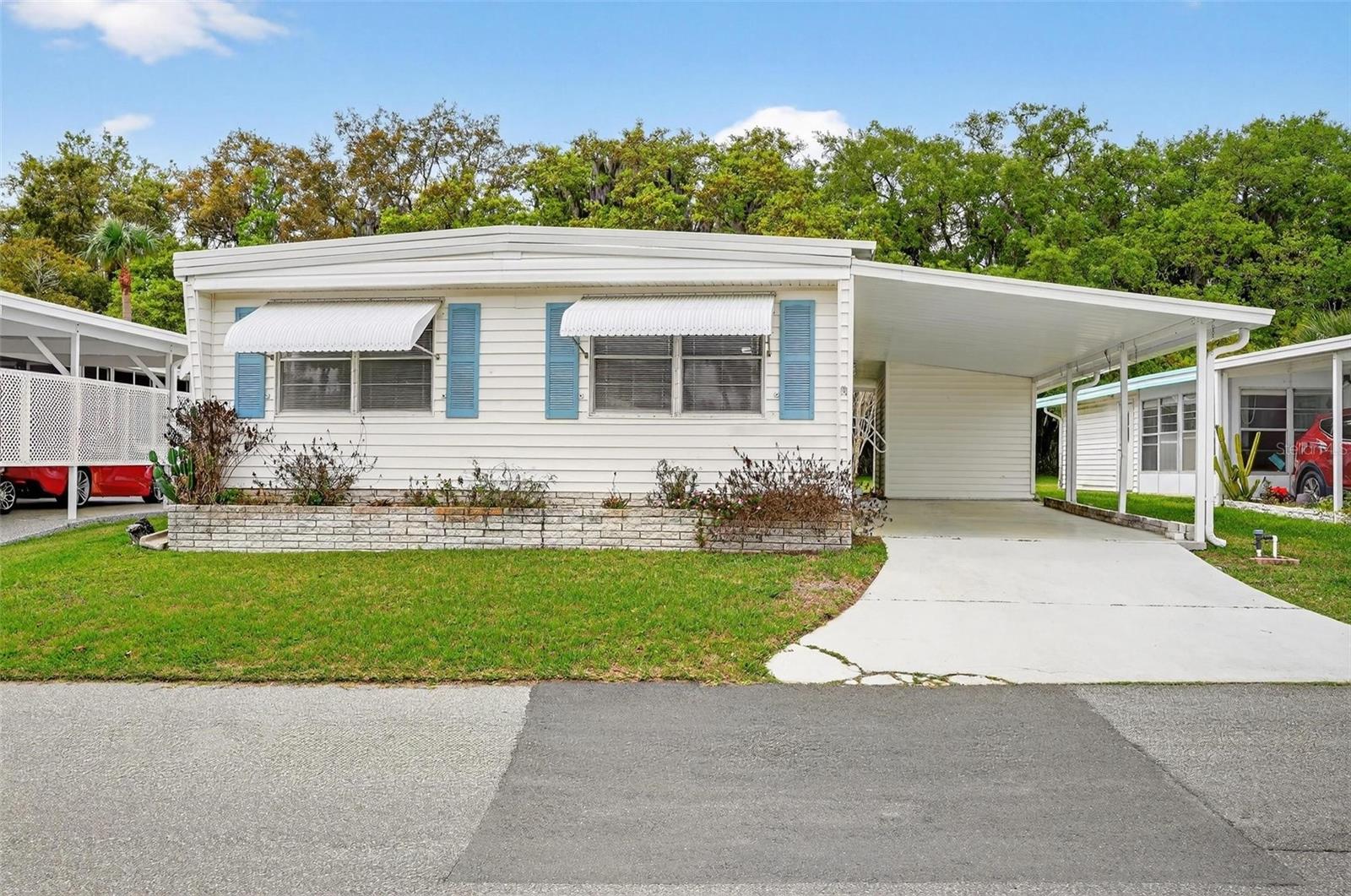 Listing photo 1 for 7 Cocos Plumosa Dr #a