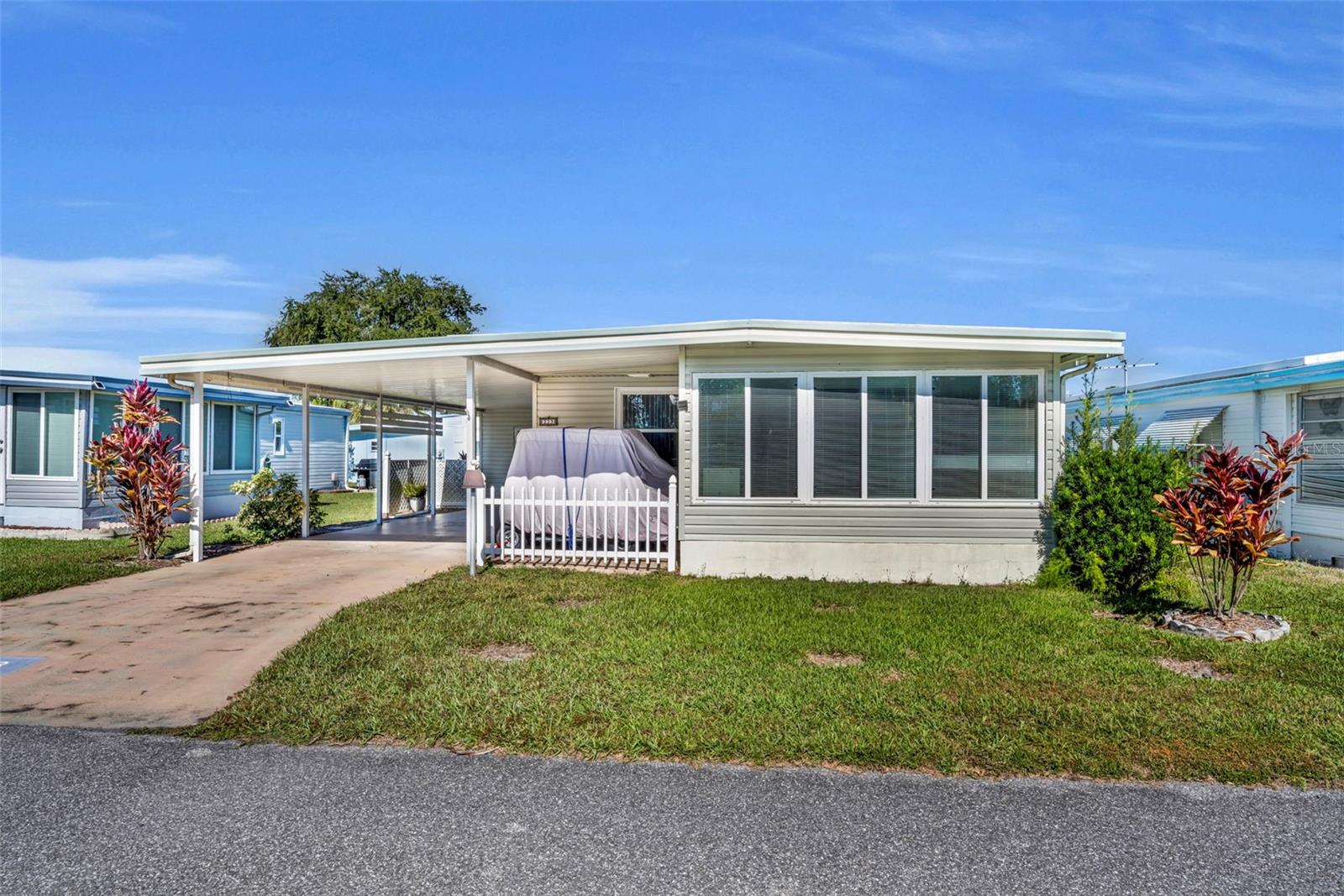 Listing photo 2 for 223 Paradise S