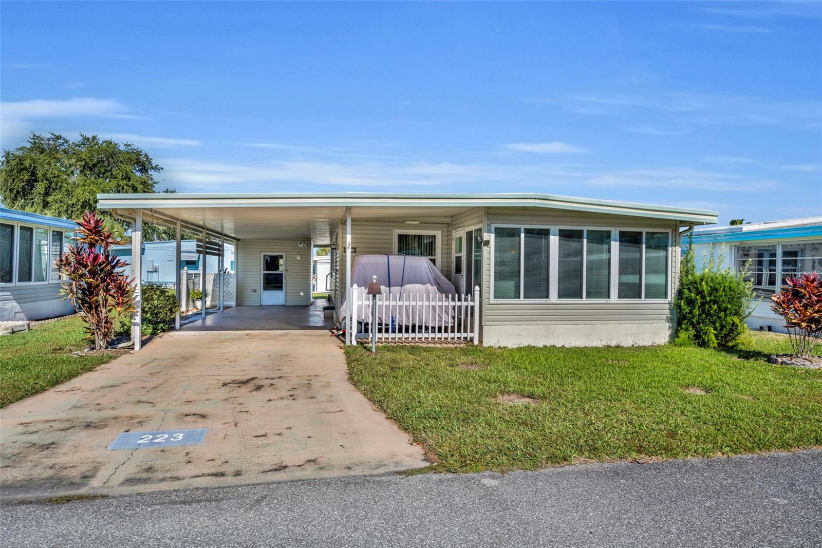 Listing photo 3 for 223 Paradise S