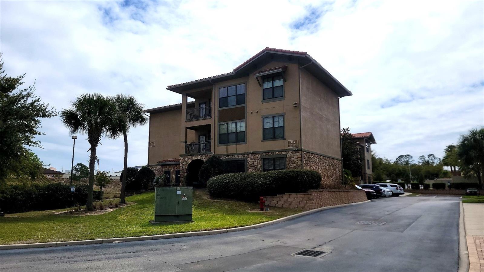 Listing photo 2 for 914 Charo Pkwy #123