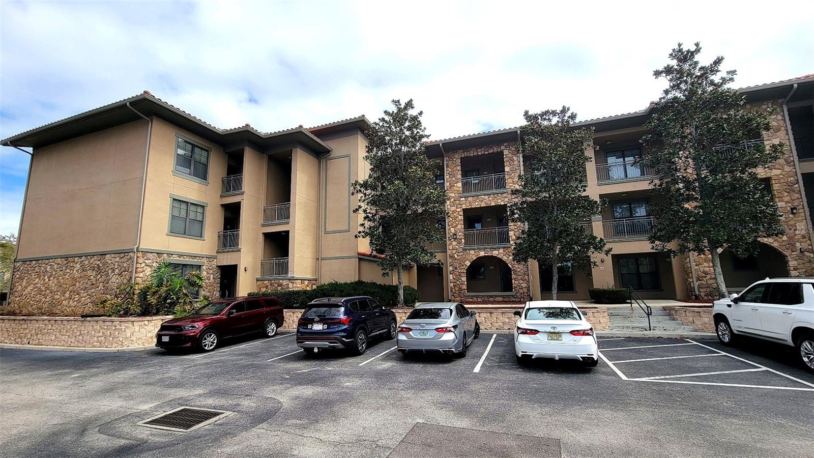 Listing photo 3 for 914 Charo Pkwy #123