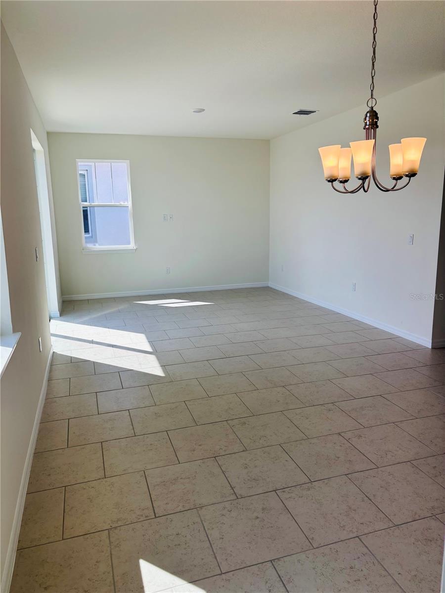 Listing photo 3 for 2318 Selenia St