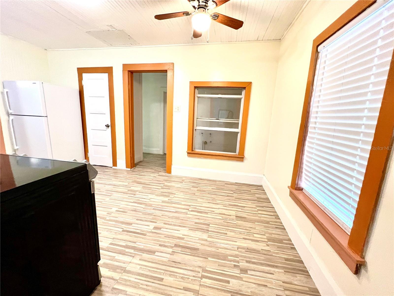 Listing photo 3 for 343 Weaver Ave