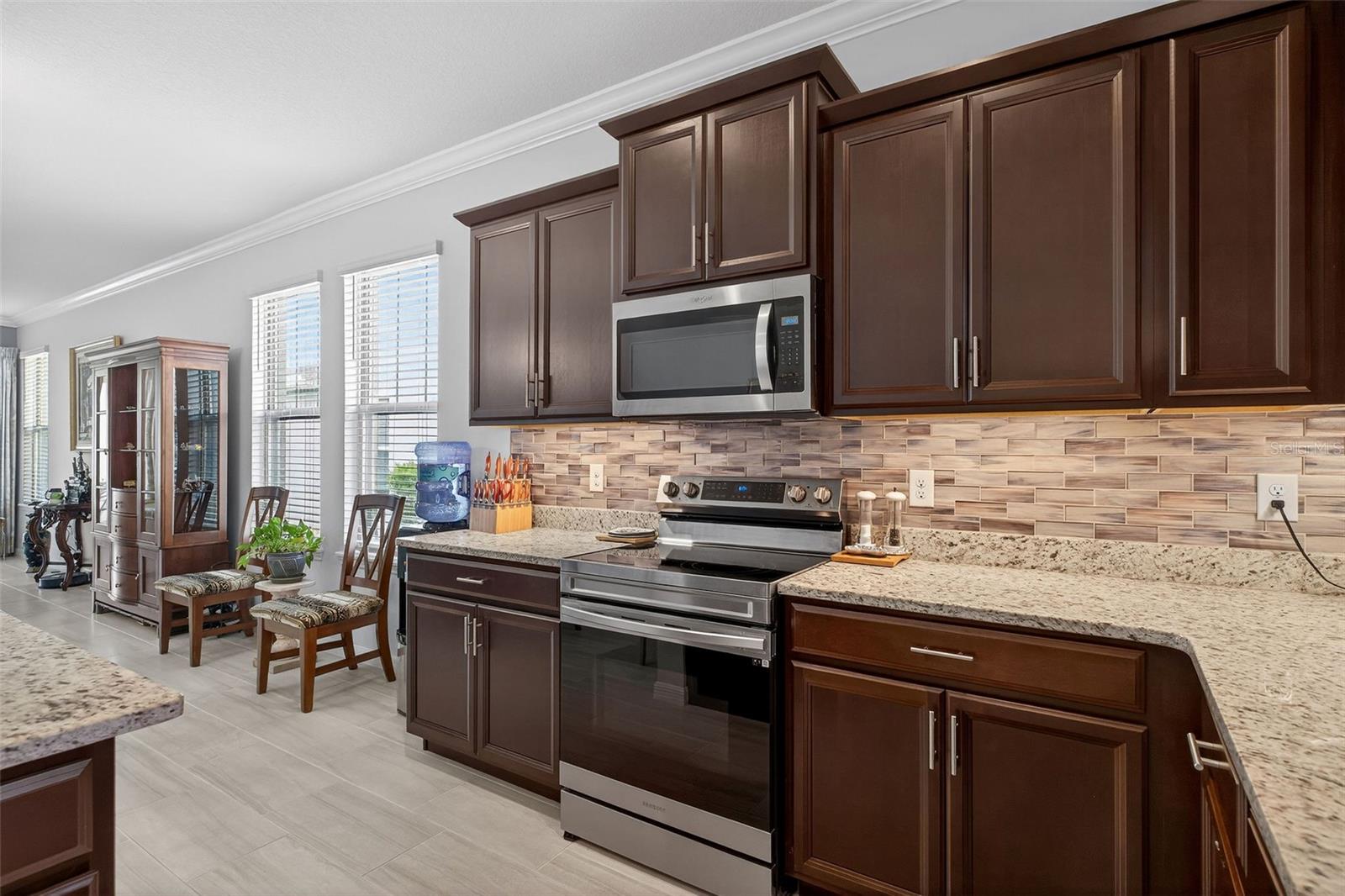 Listing photo 3 for 16933 Oakboro St