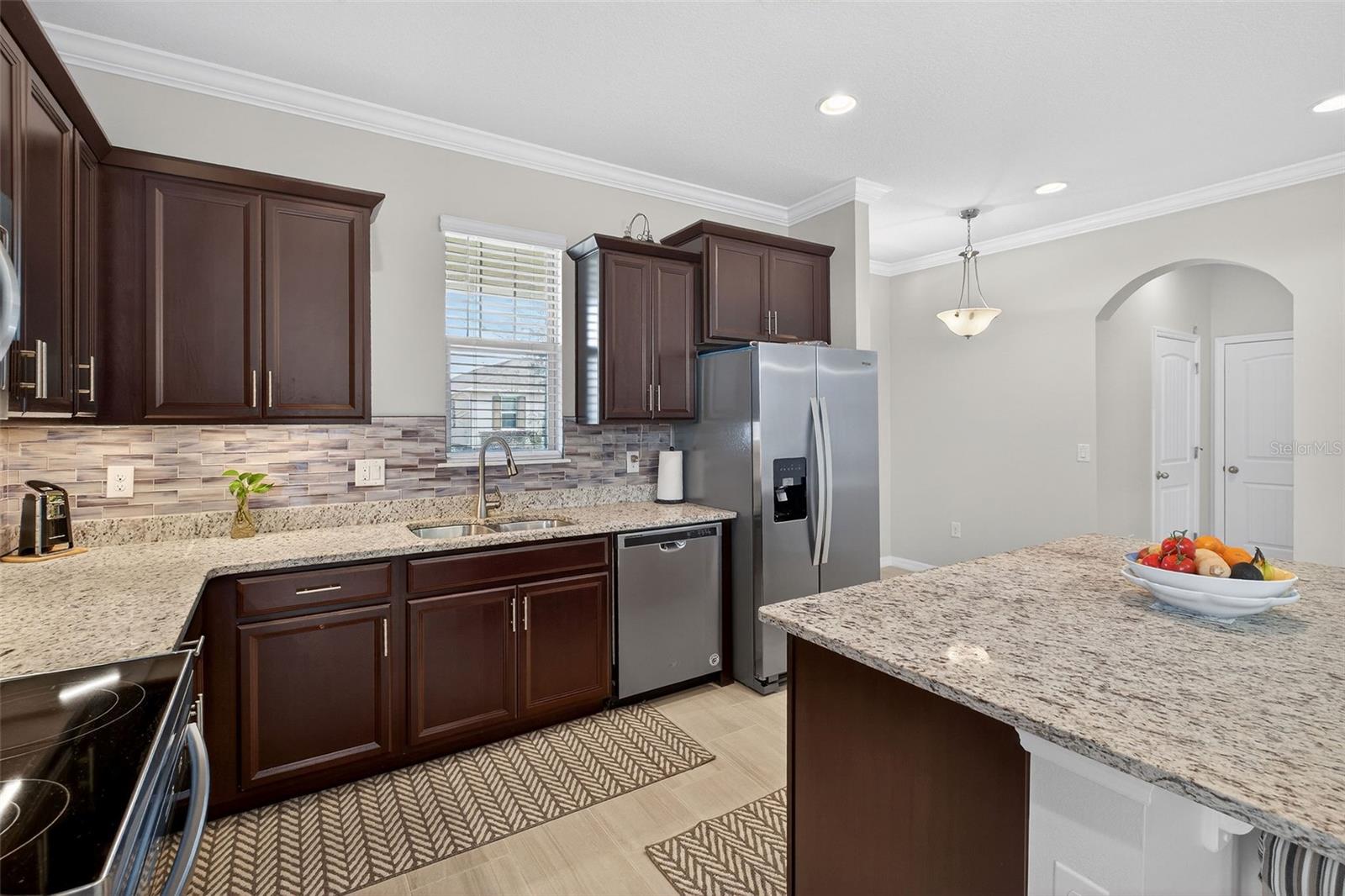 Listing photo 2 for 16933 Oakboro St