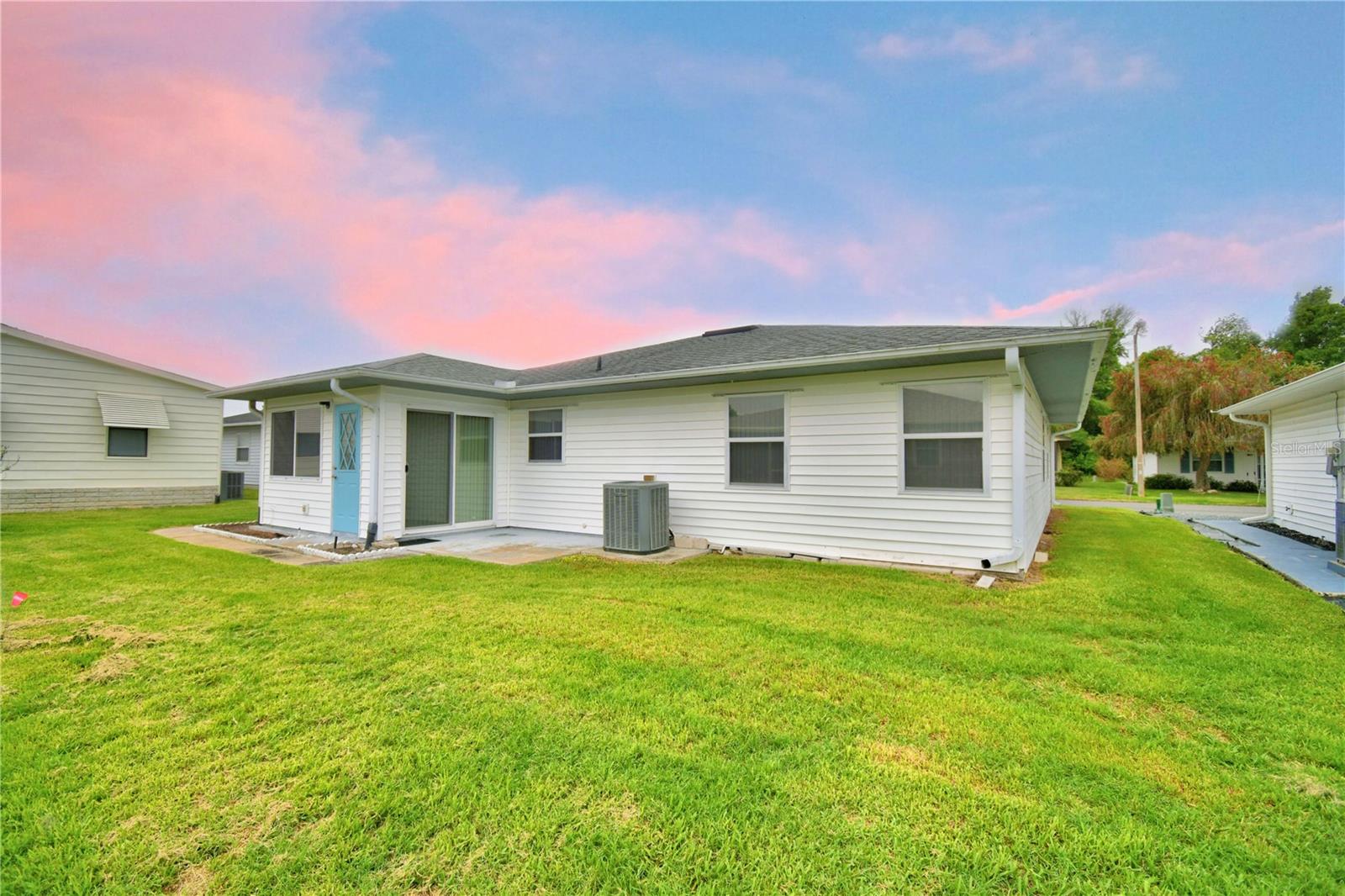 Listing photo 2 for 1690 Colonnades Cir N