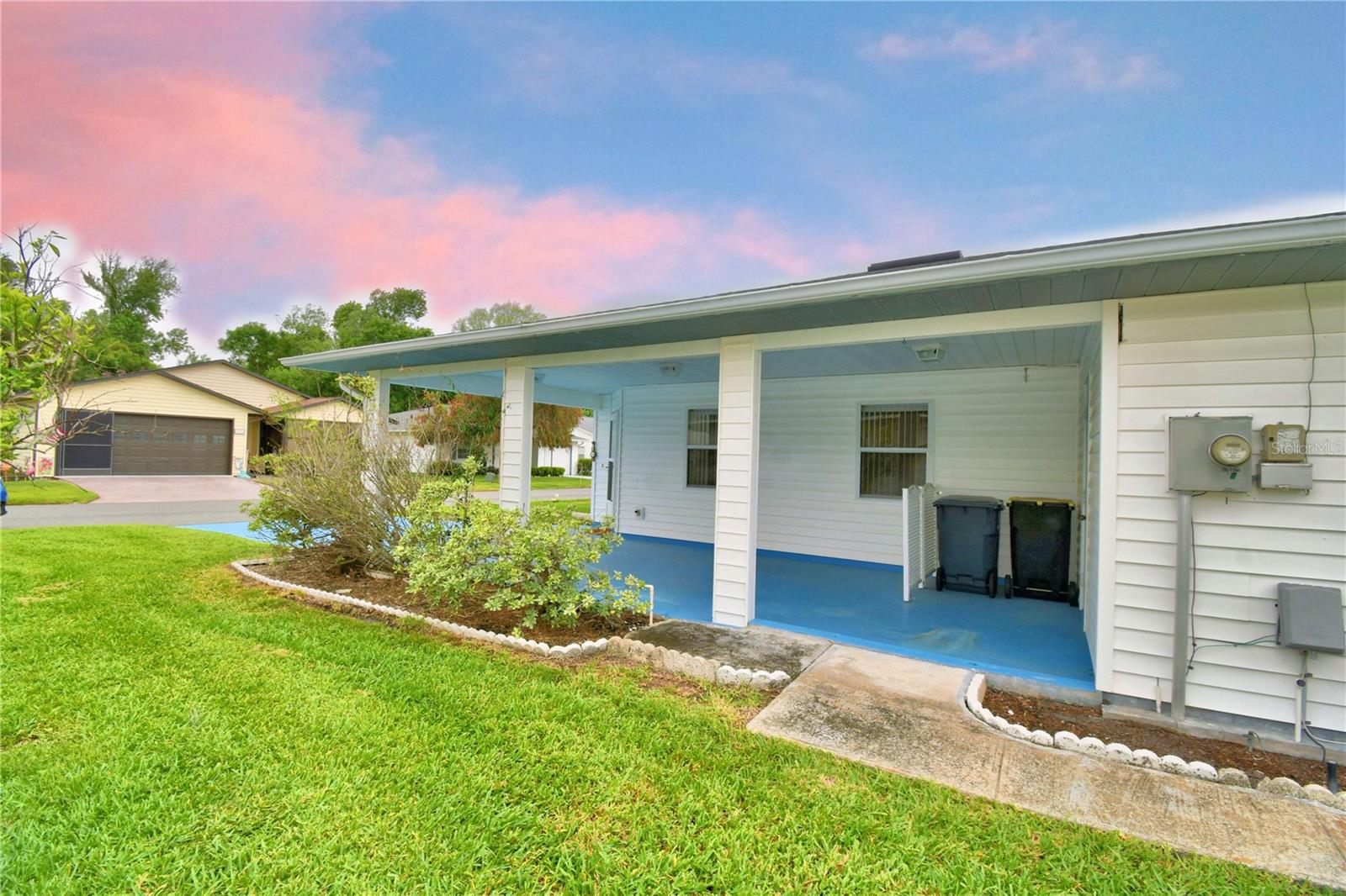 Listing photo 3 for 1690 Colonnades Cir N