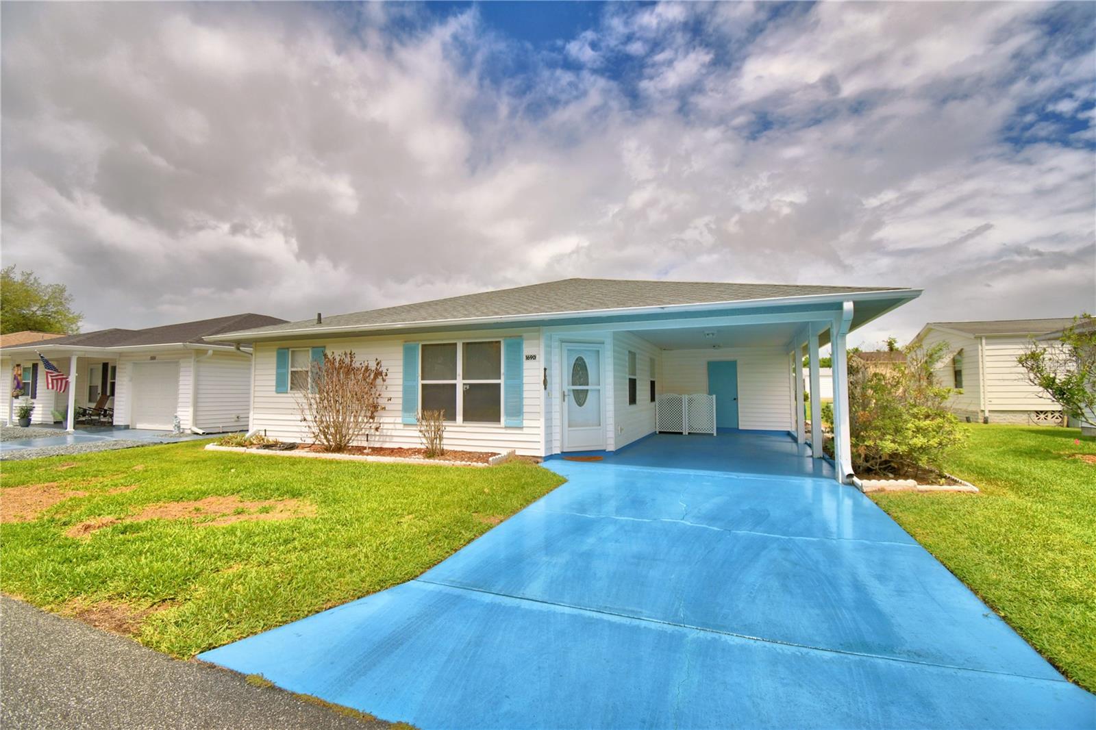 Listing photo 1 for 1690 Colonnades Cir N
