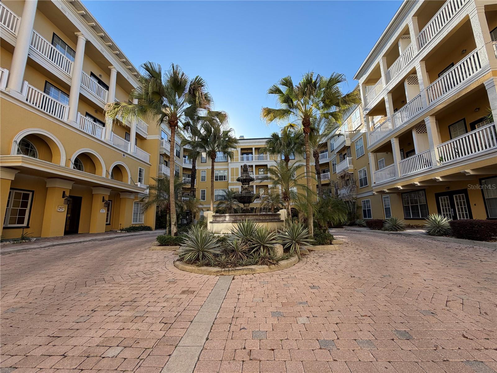 Listing photo 3 for 860 N Orange Ave #301