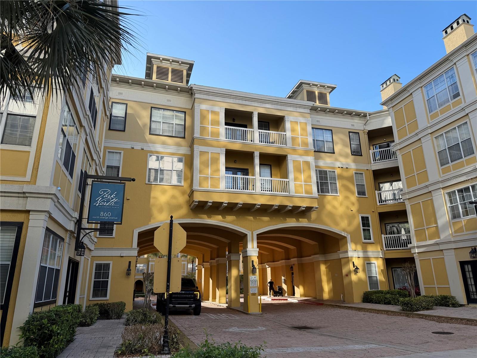 Listing photo 2 for 860 N Orange Ave #301