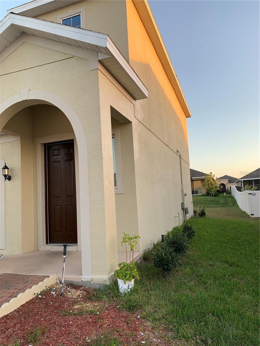 Listing photo 3 for 431 Aragosa Dr