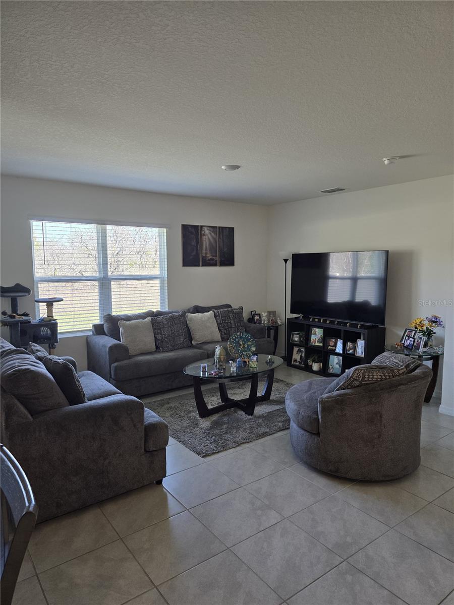 Listing photo 3 for 873 Ambleside Dr