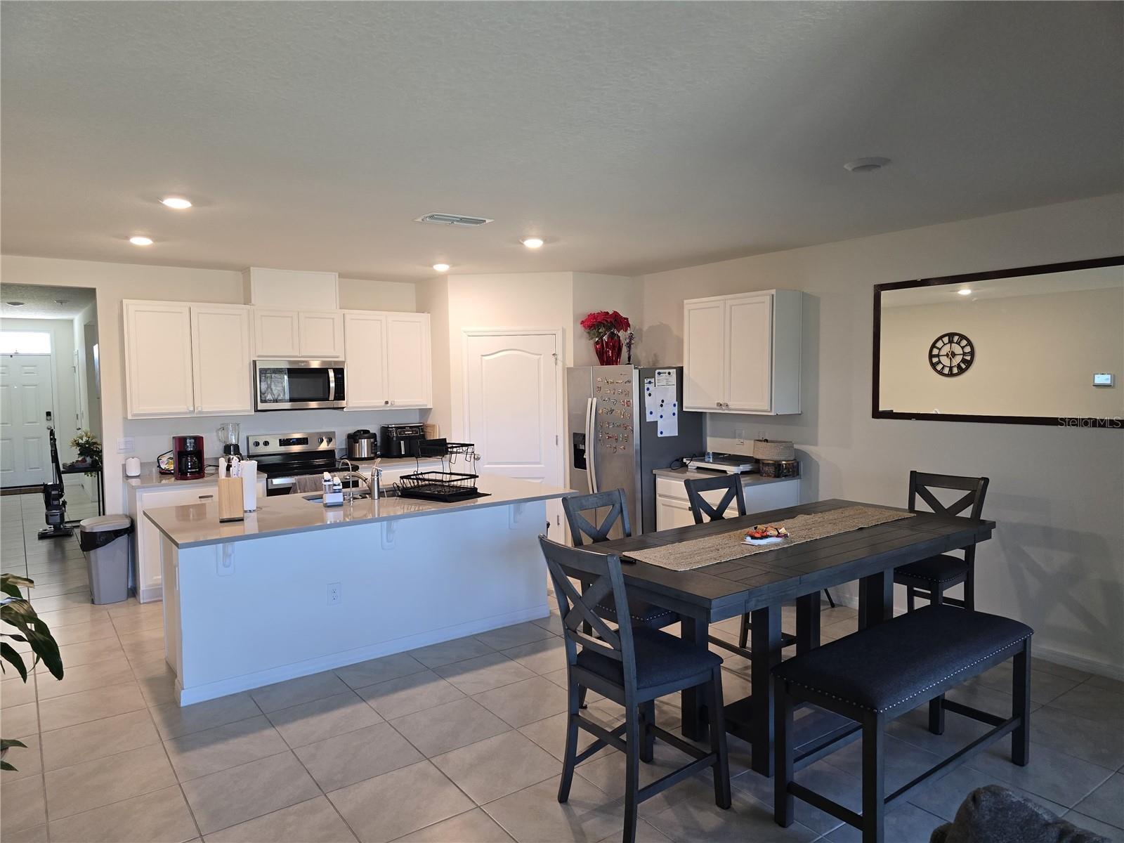 Listing photo 2 for 873 Ambleside Dr