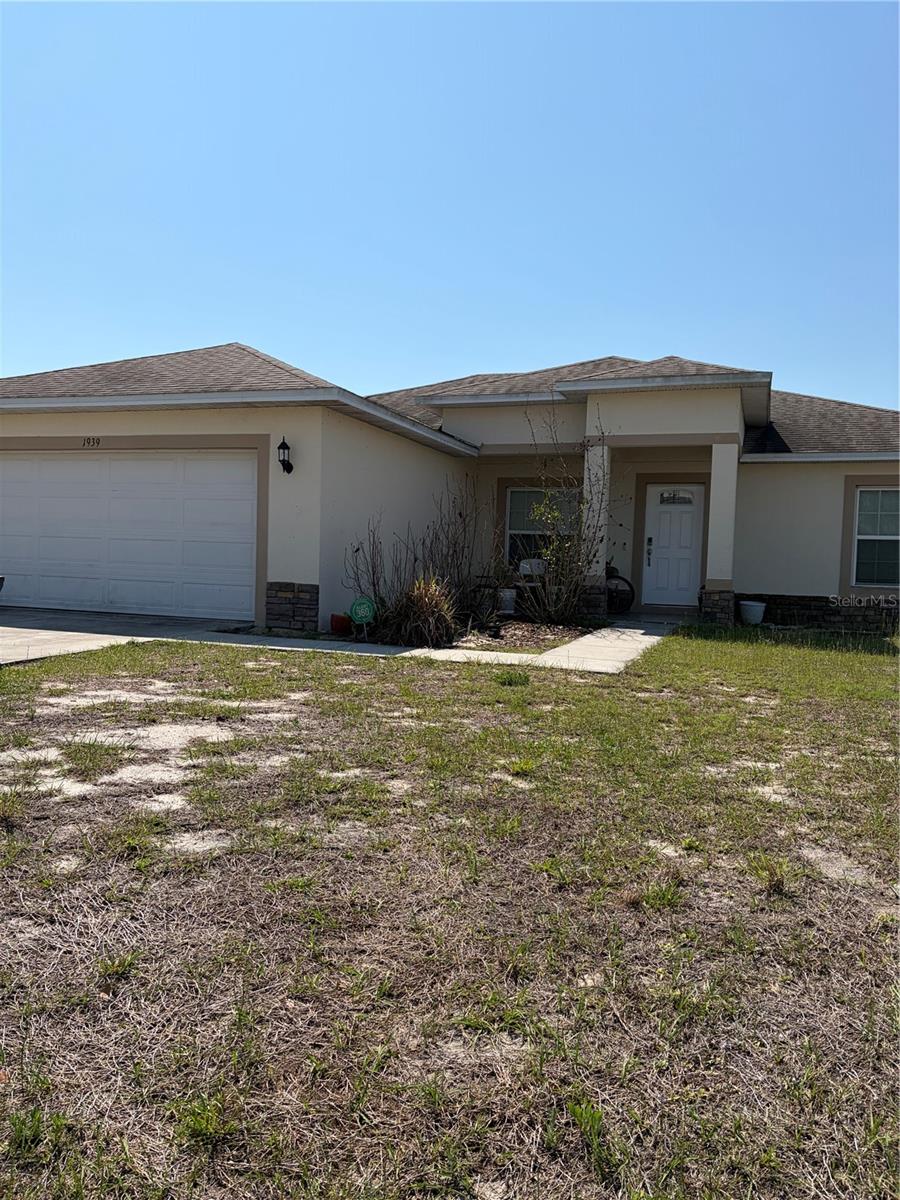Listing photo 3 for 1939 Manatee Dr