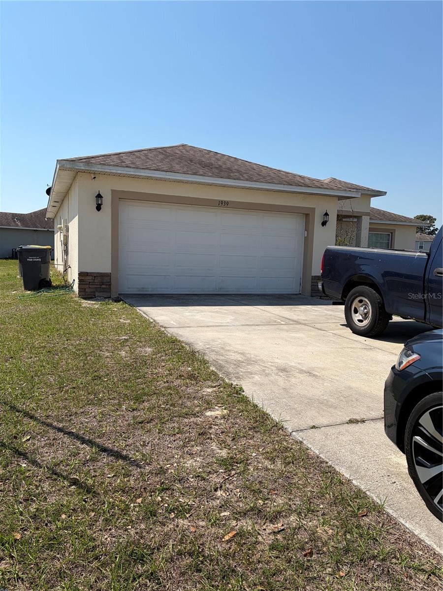 Listing photo 1 for 1939 Manatee Dr
