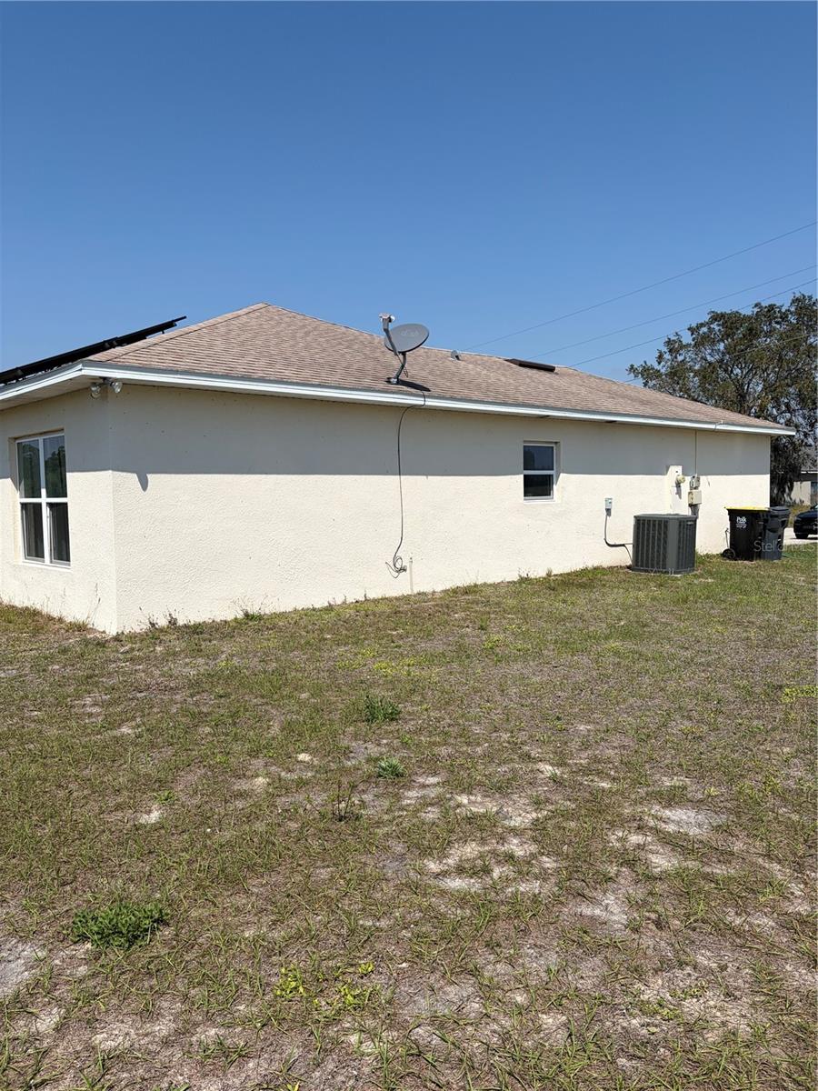 Listing photo 2 for 1939 Manatee Dr