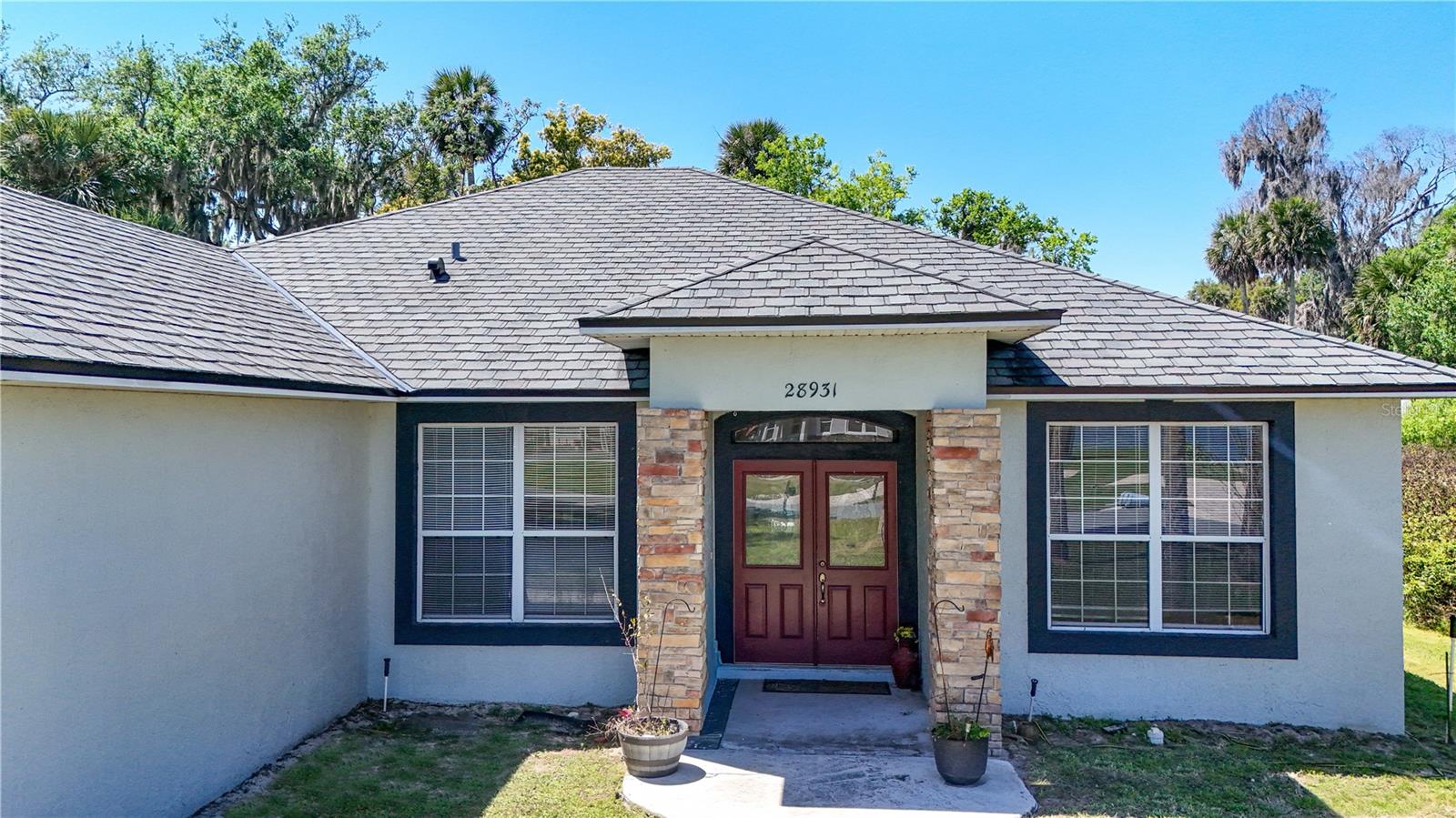 Listing photo 2 for 28931 Beauclaire Dr