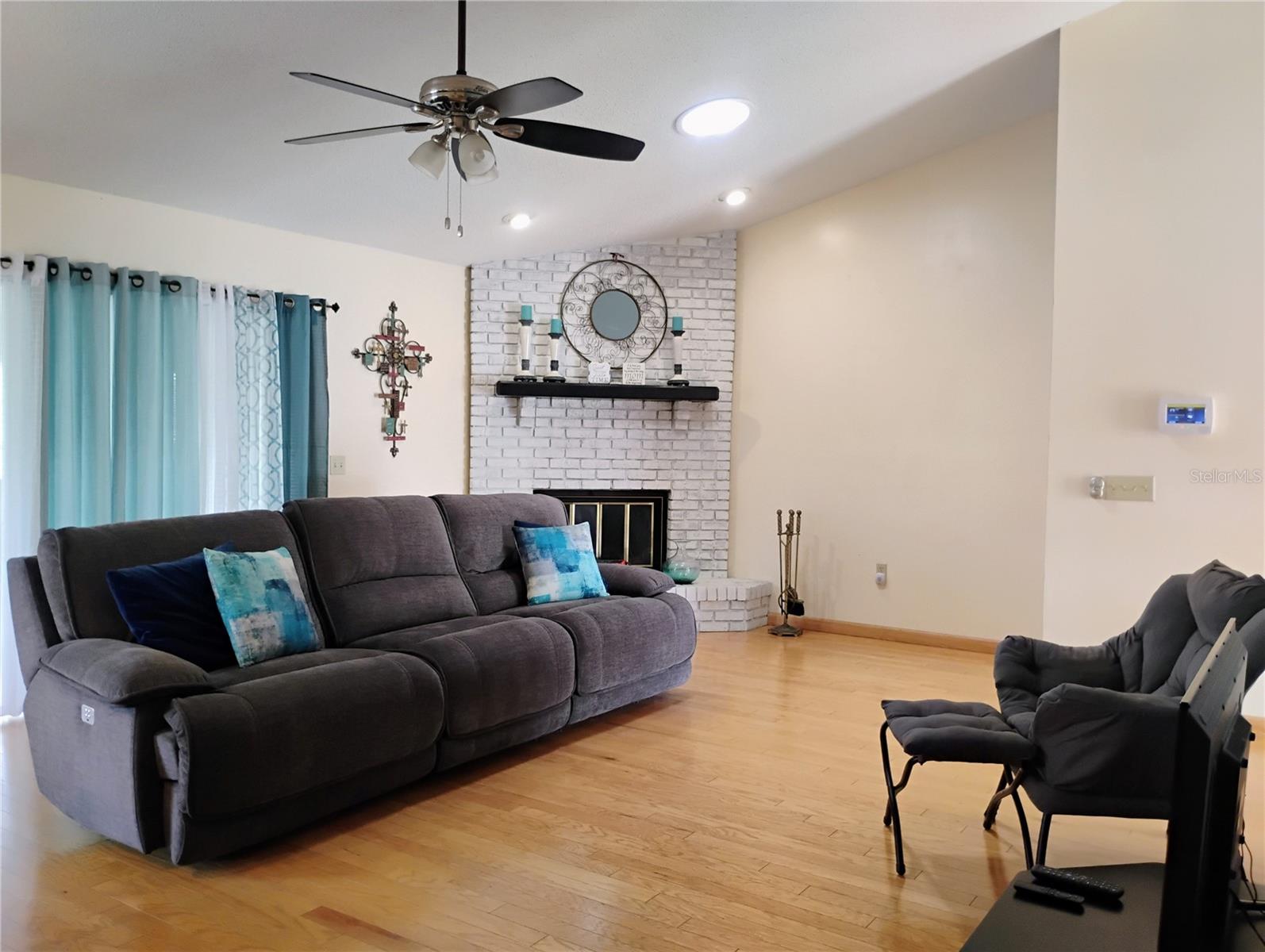 Listing photo 2 for 9120 Queen Elizabeth Ct