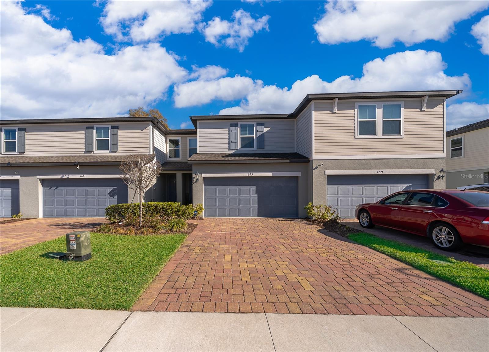 963 ROBIN HOLLY STREET