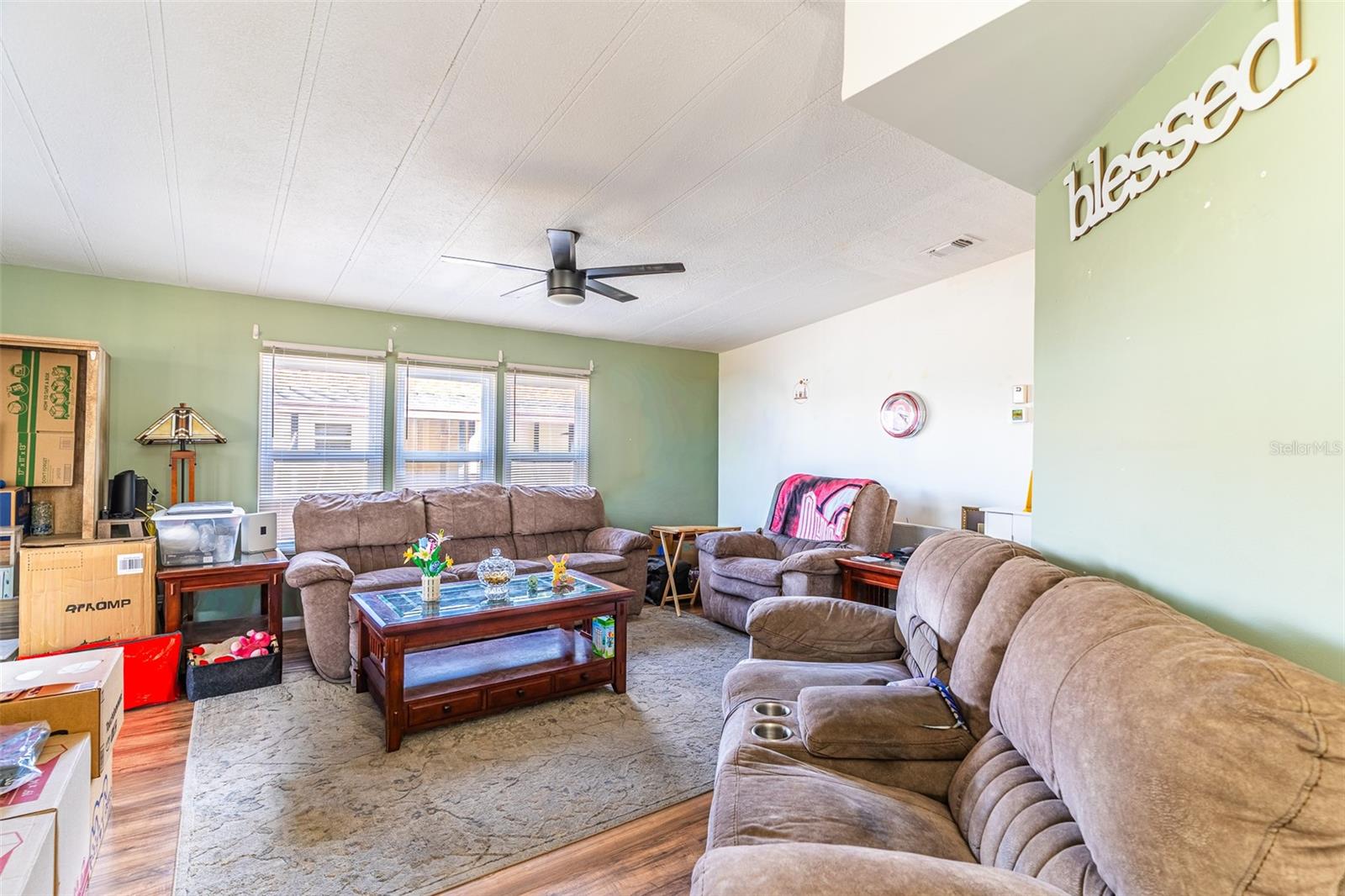 Listing photo 3 for 6450 Hollyberry Ln Ne