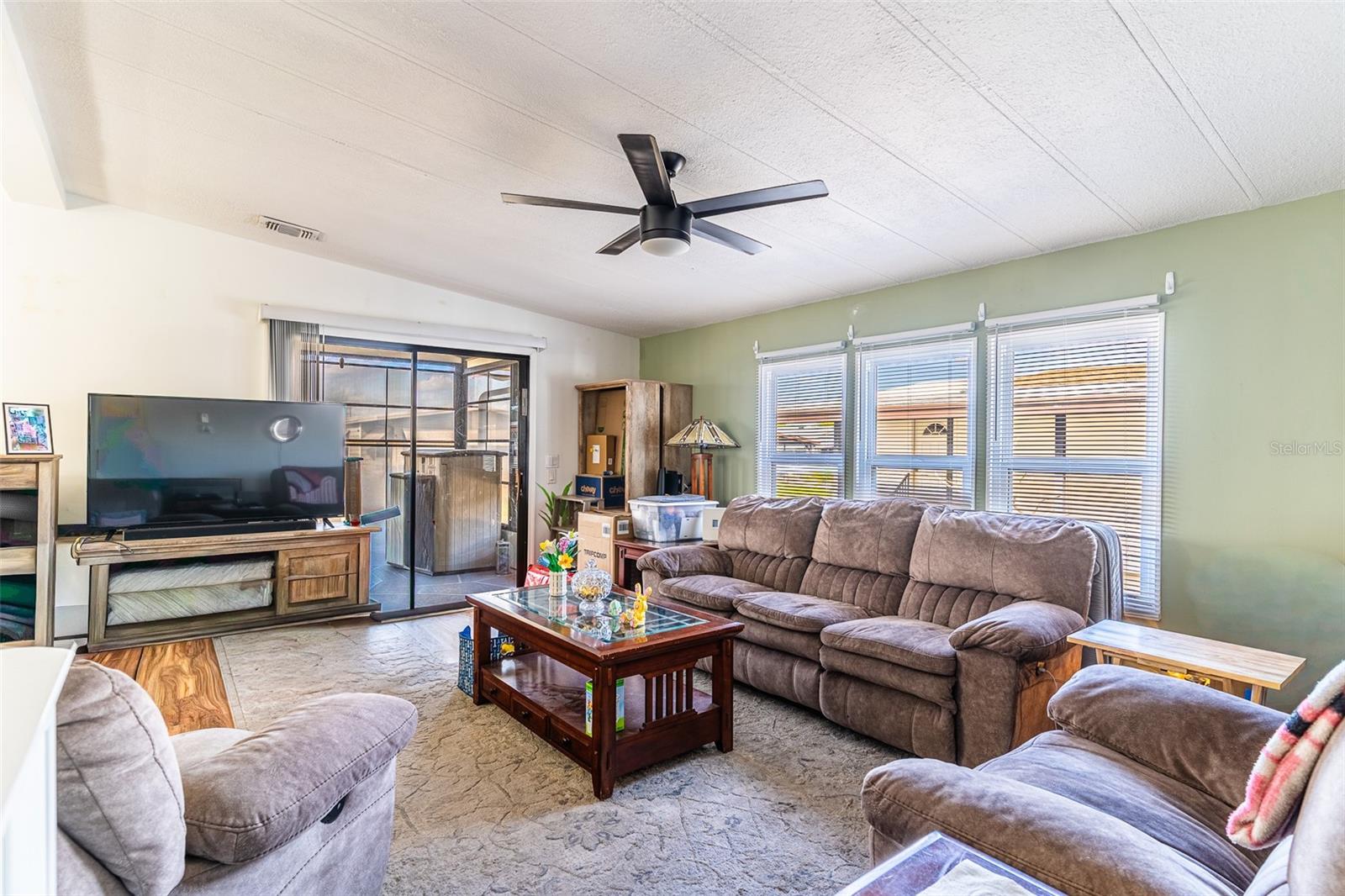 Listing photo 2 for 6450 Hollyberry Ln Ne
