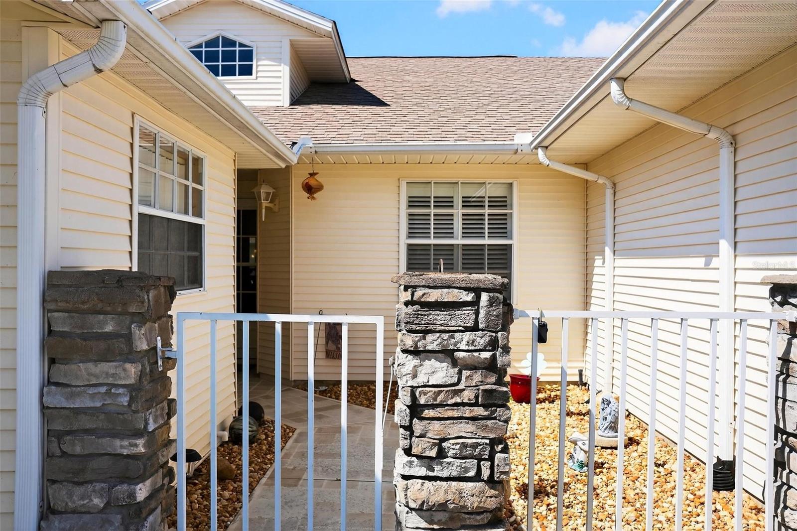 Listing photo 3 for 26627 Racquet Cir