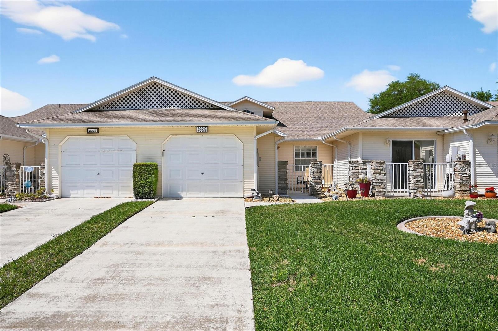 Listing photo 2 for 26627 Racquet Cir