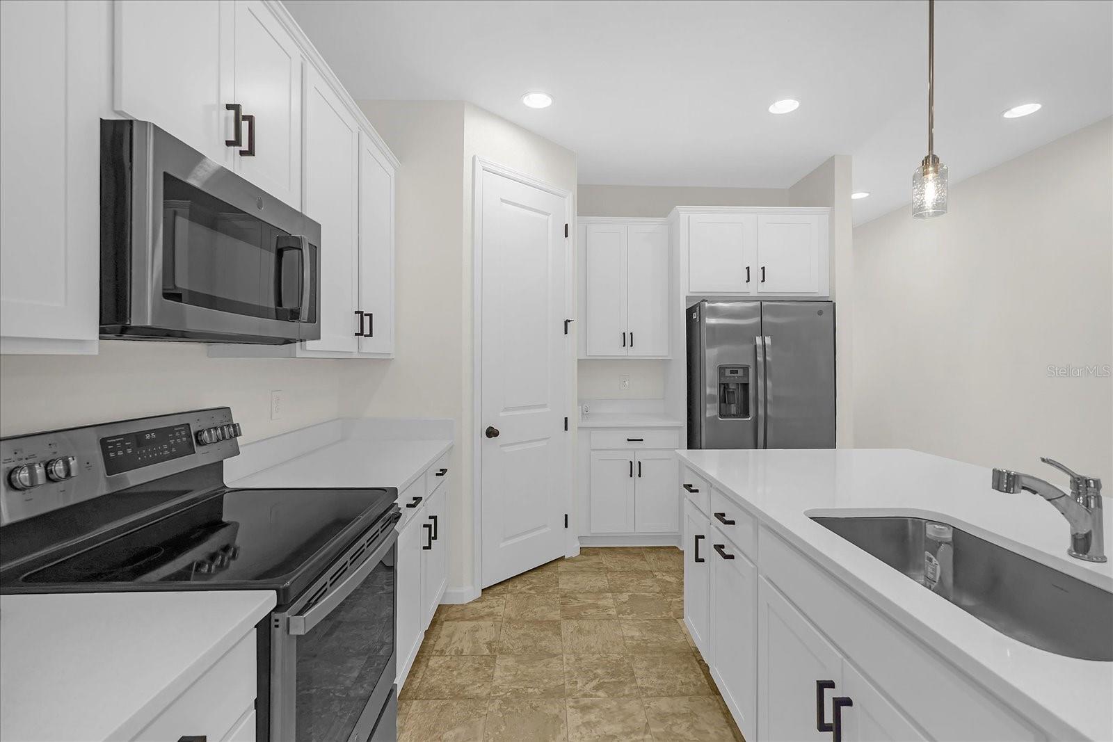 Listing photo 3 for 551 Lake Smart Blvd